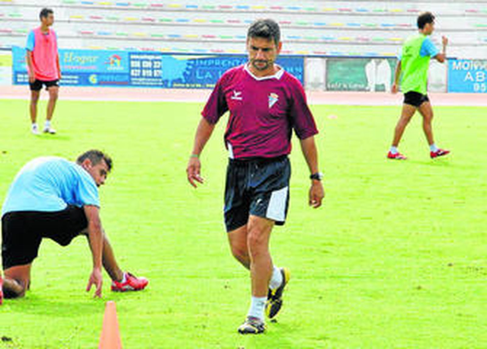 Menudo, entrenador del San Fernando, está viviendo una difícil etapa en el club azulino.