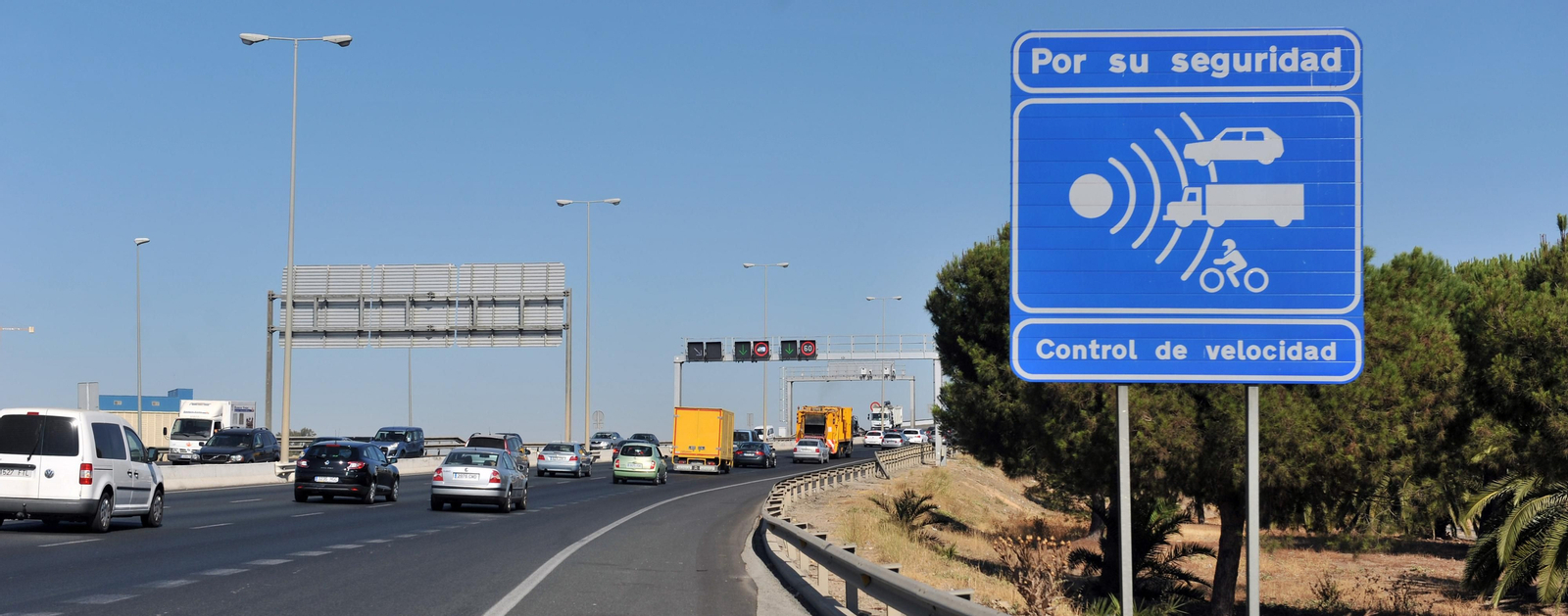 Señal de control de velocidad por radar en el Puente del Centenario en Sevilla.