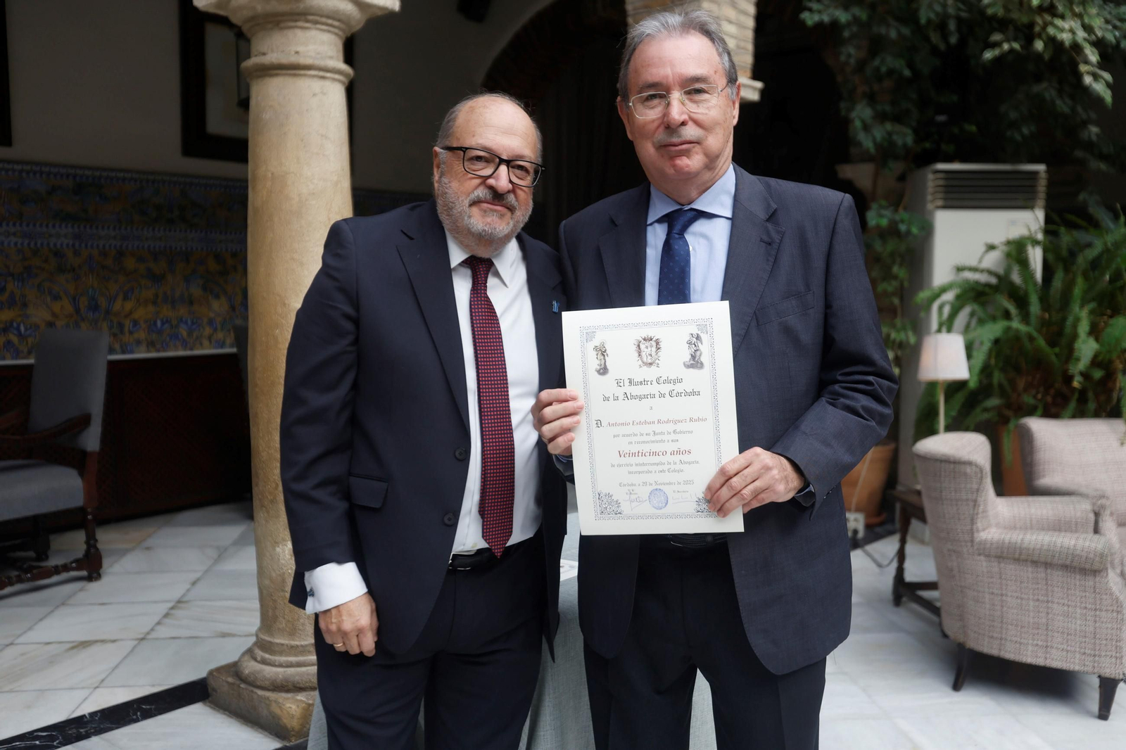 El Colegio de Abogados de Córdoba distingue a los colegiados que cumplen 25 y 50 años de ejercicio, en fotos