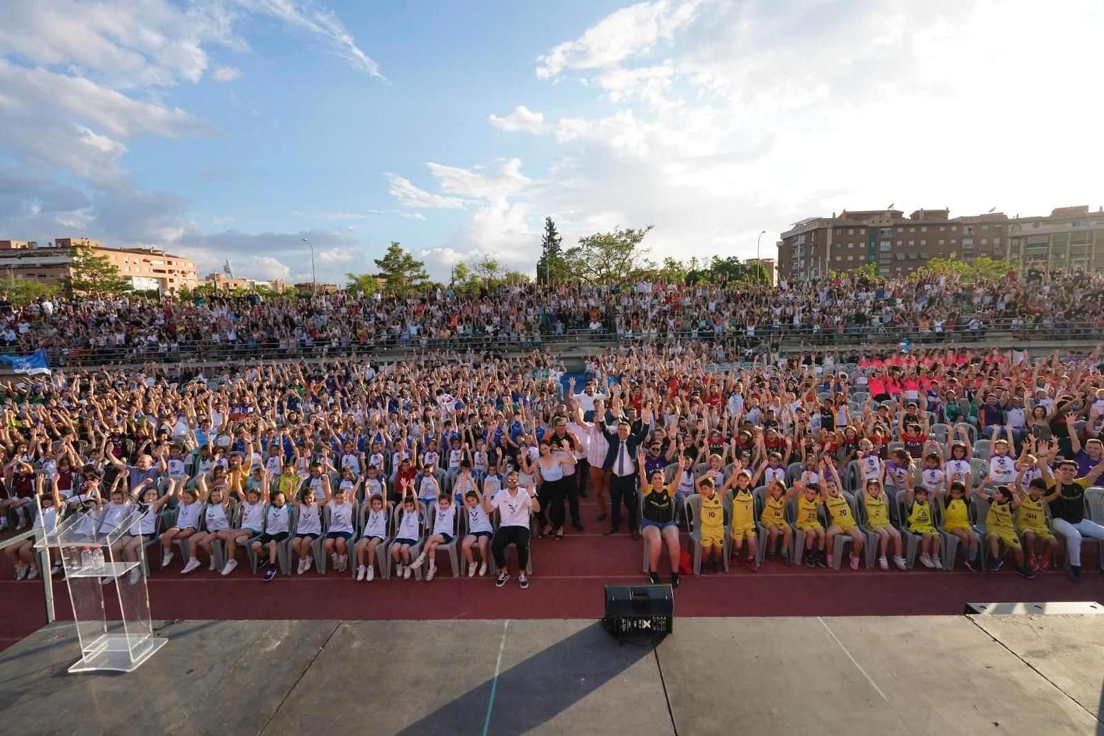 Foto de familia de los equipos ganadores de los Juegos Deportivos Municipales.