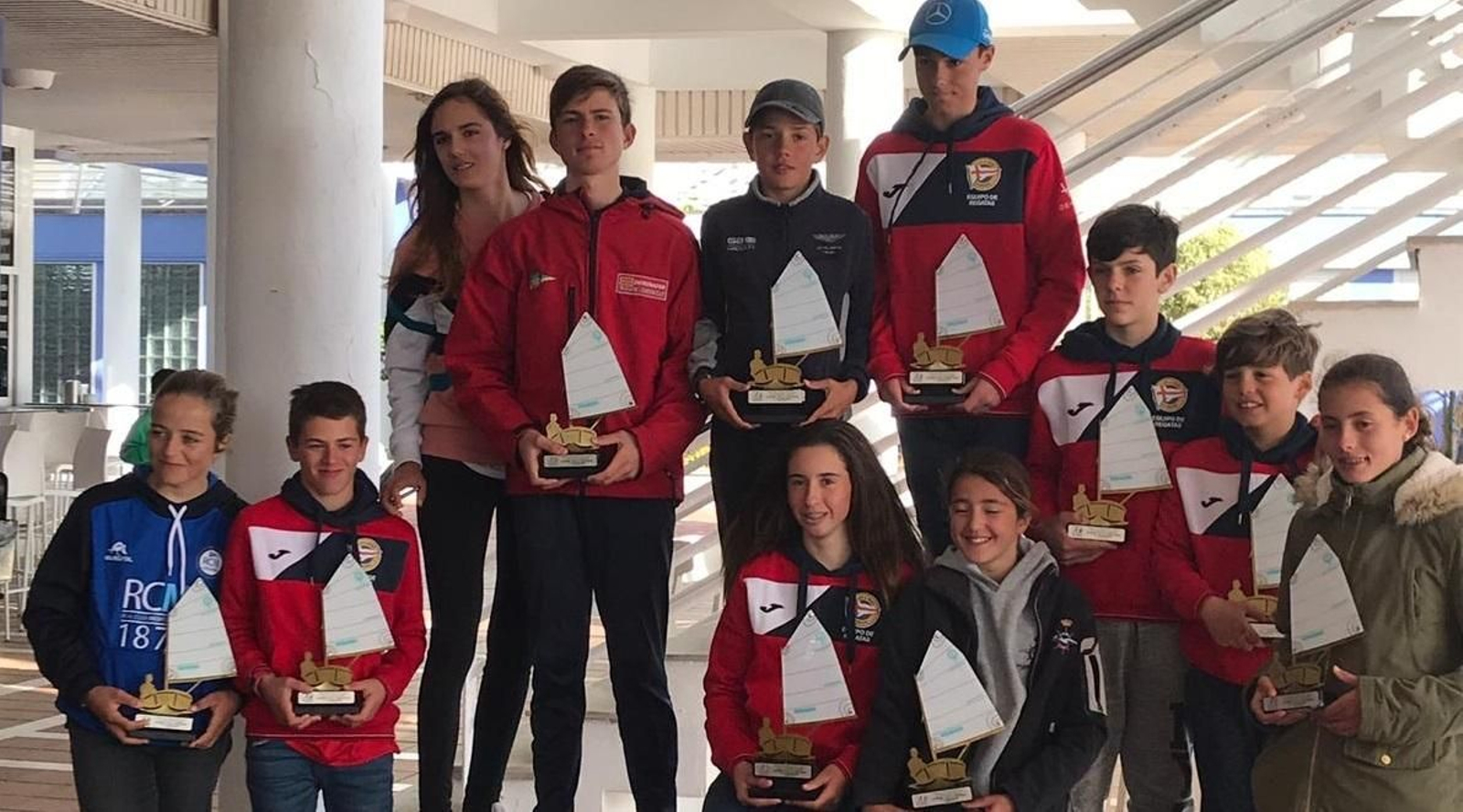 Los regatistas del Club de Mar Almería sacan músculo.