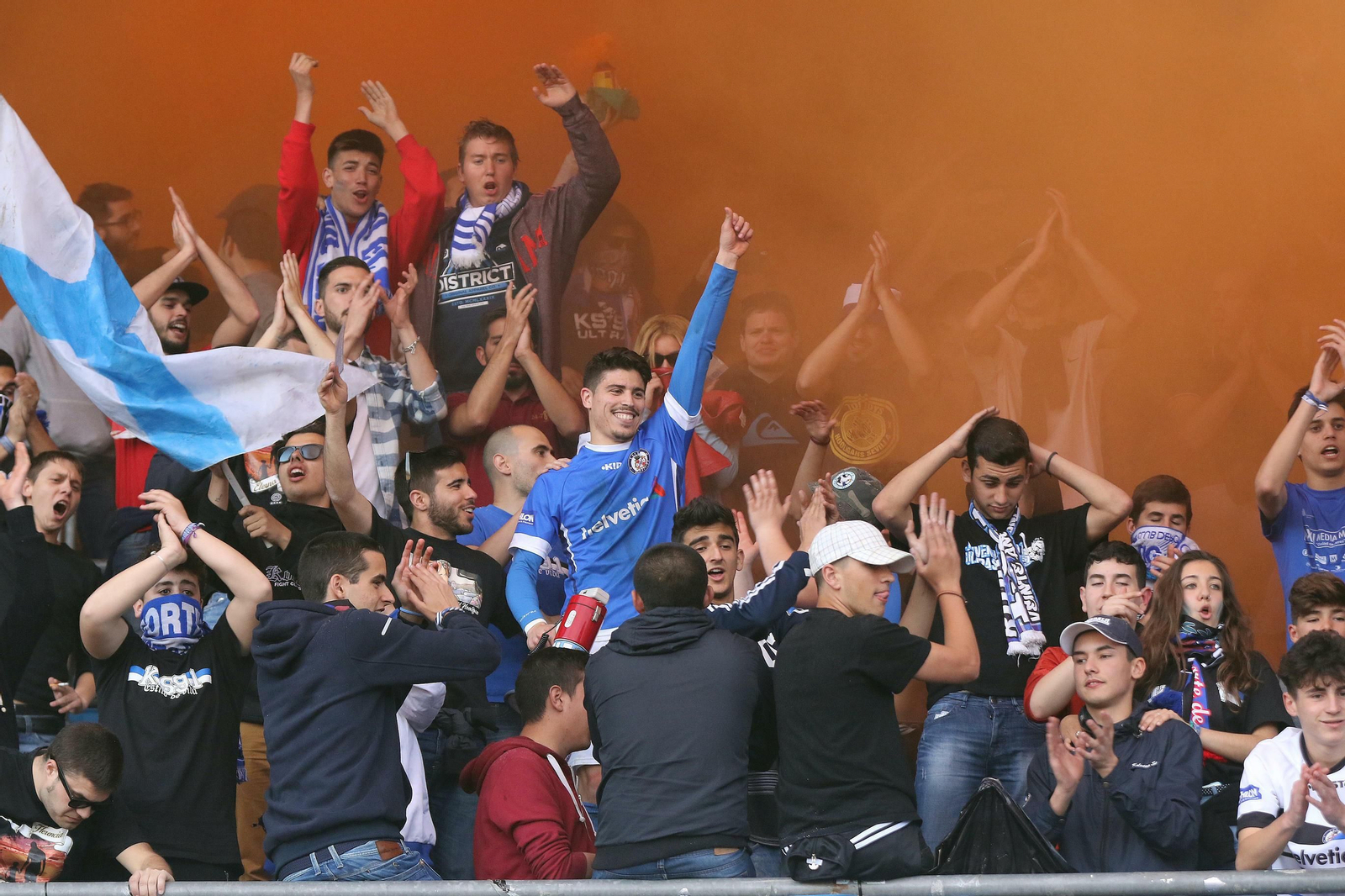 Álex Padilla, celebrando el ascenso a División de Honor en el Fondo Sur de Chapín.