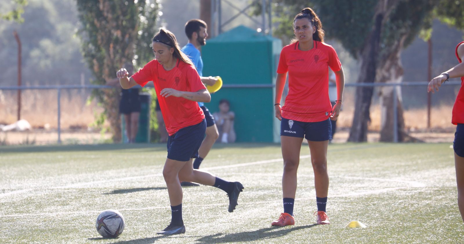 Loba golpea el balón en un entrenamiento del Córdoba Femenino.