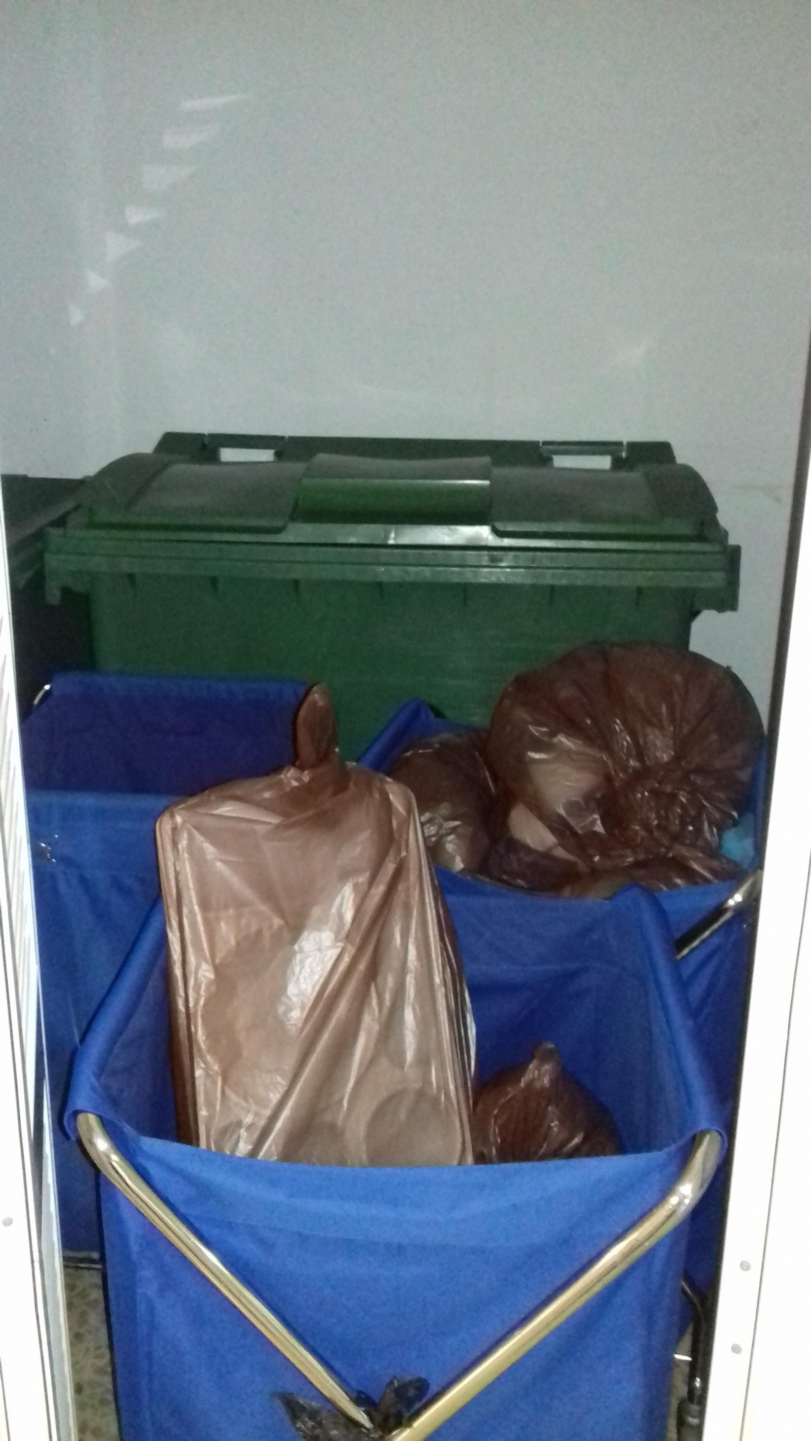 Imagen enviada por los sindicatos de una bandeja de pacientes con coronavirus con la basura normal.