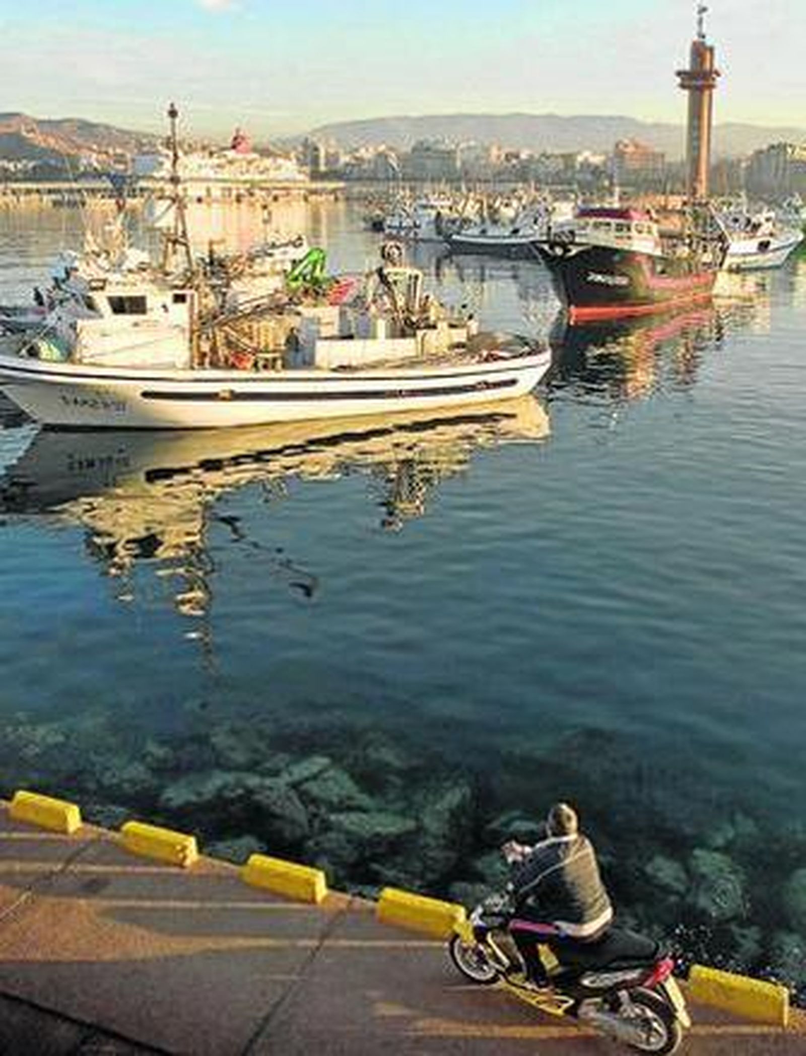 Los barcos pesqueros bloquean la bocana del Puerto de Almería en octubre de 2005.
