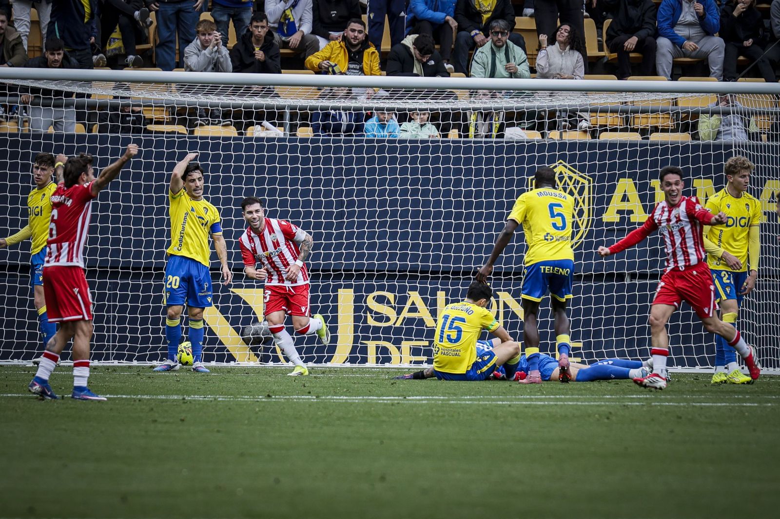 Búscate entre las imágenes del partido de fútbol Cádiz CF - UD Almería