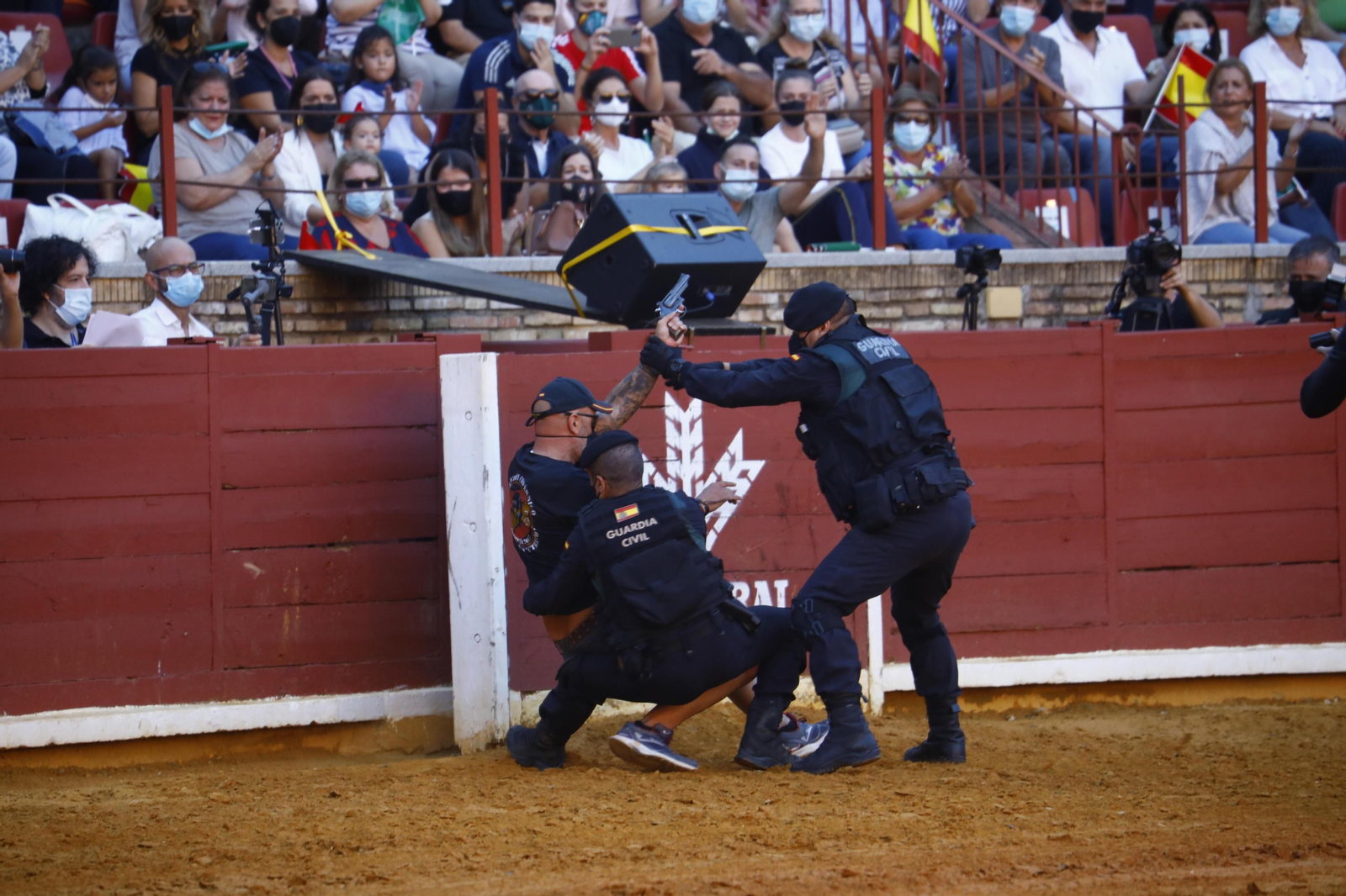 La impresionante exhibición de la Guardia Civil en la plaza de toros de Córdoba, en fotografías