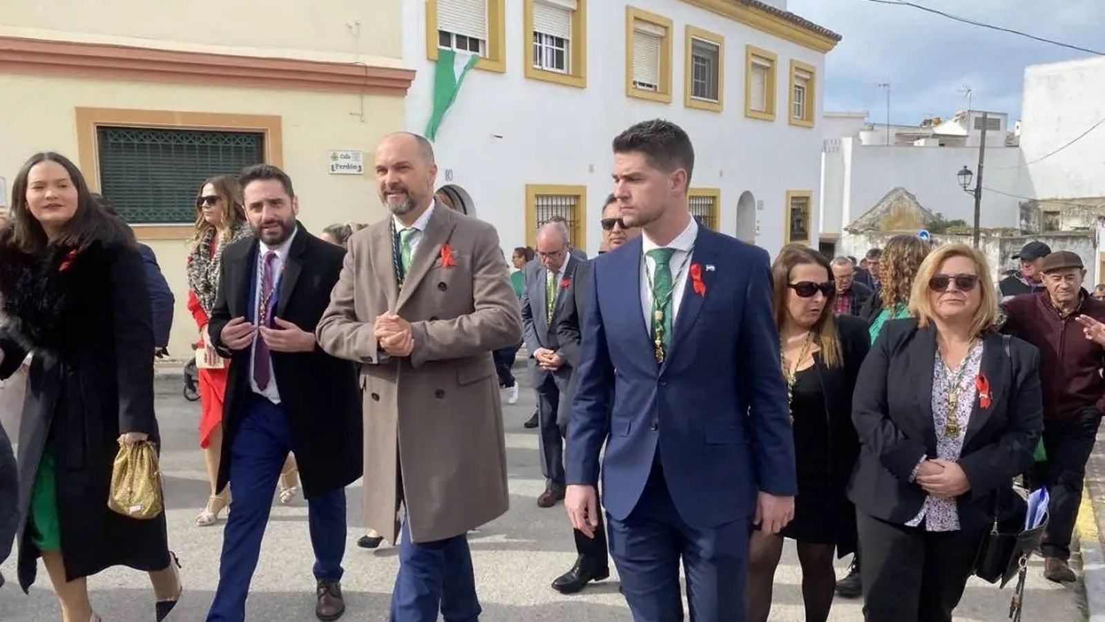 Lazos rojos en recuerdo de la pequeña Valentina.
