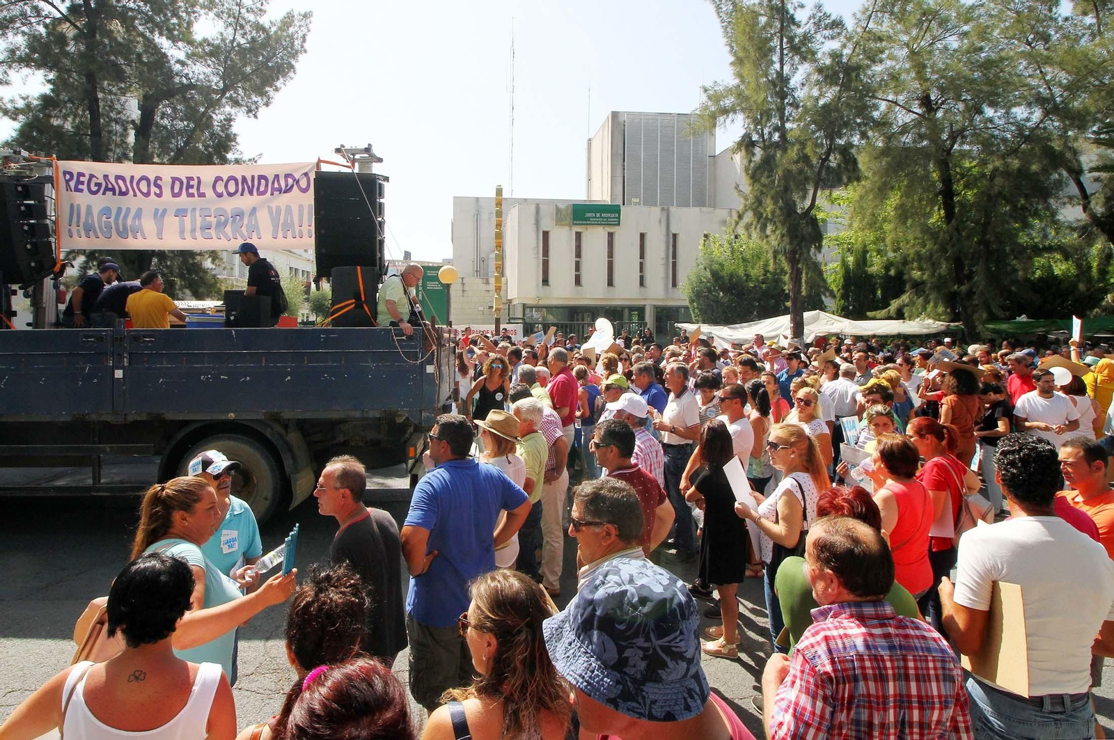 Imágenes de la manifestación para pedir agua y tierra para los regadíos del Condado.