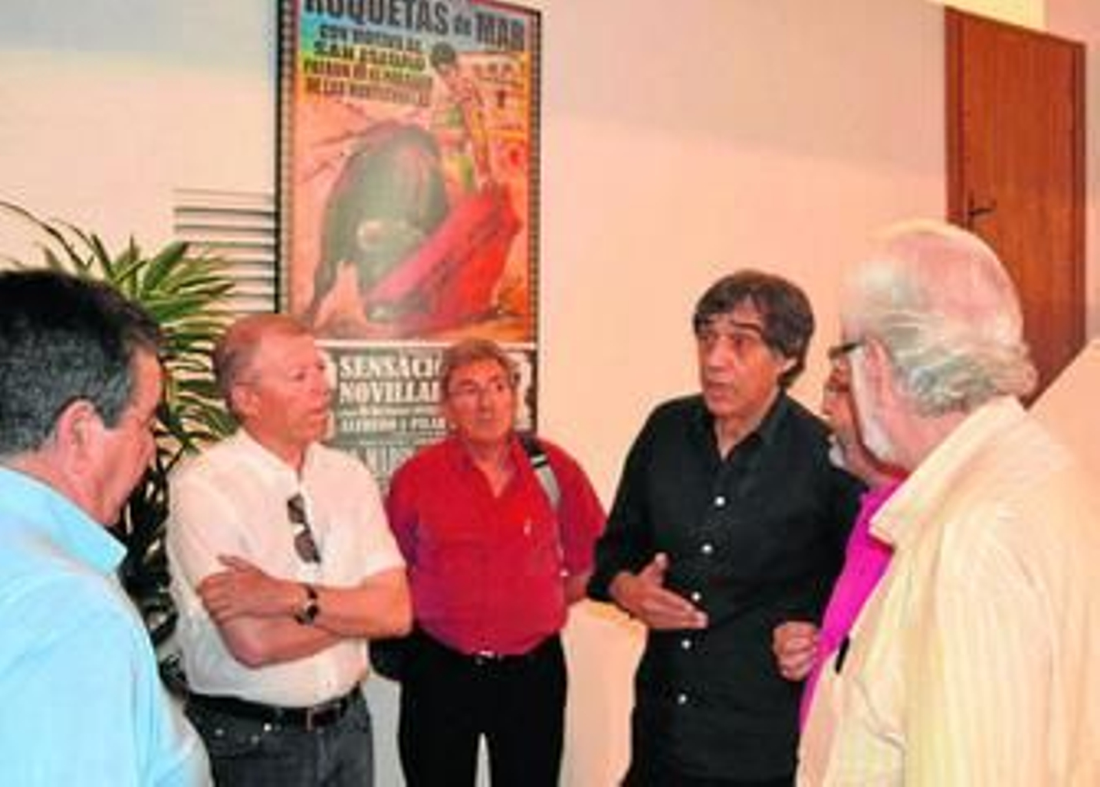 Agustín Díaz Yanes conversa con algunos de los asistentes del curso.