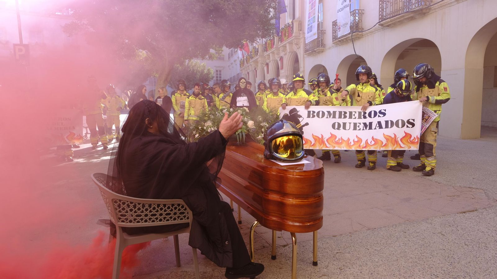 Una viuda llora desconsolada la "muerte" de los Bomberos de Almería