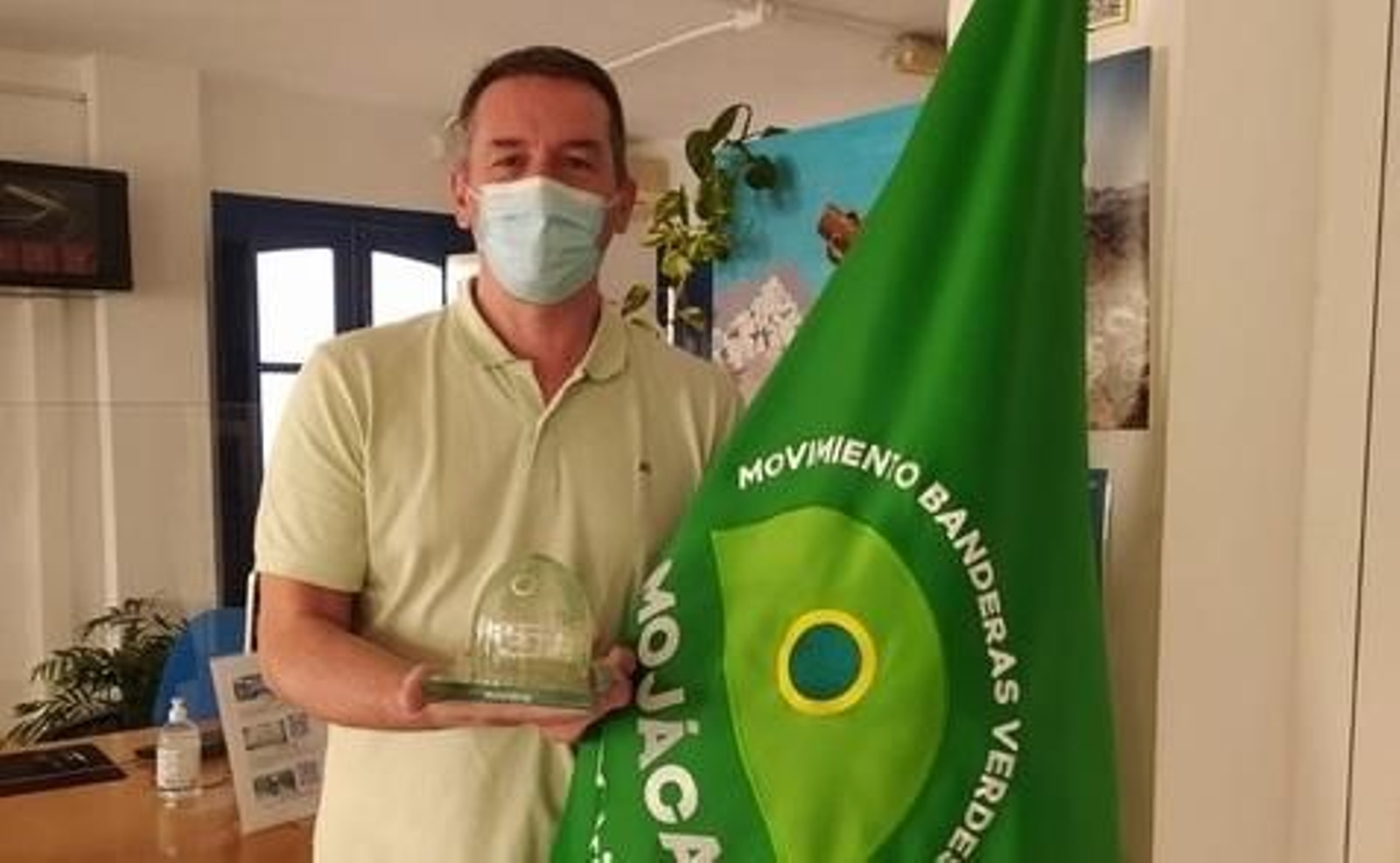 Emmanuel Agüero, edil de de Medioambiente y de Turismo, con el galardón.