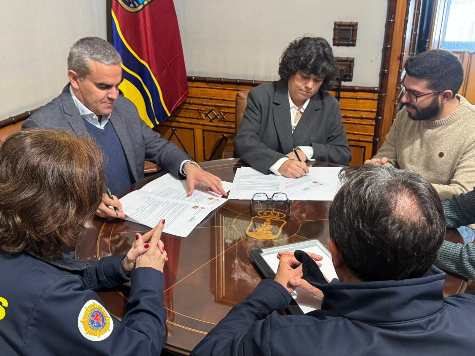 Carmen Álvarez, alcaldesa de Sanlúcar, firma el convenio del futuro parque de bomberos.
