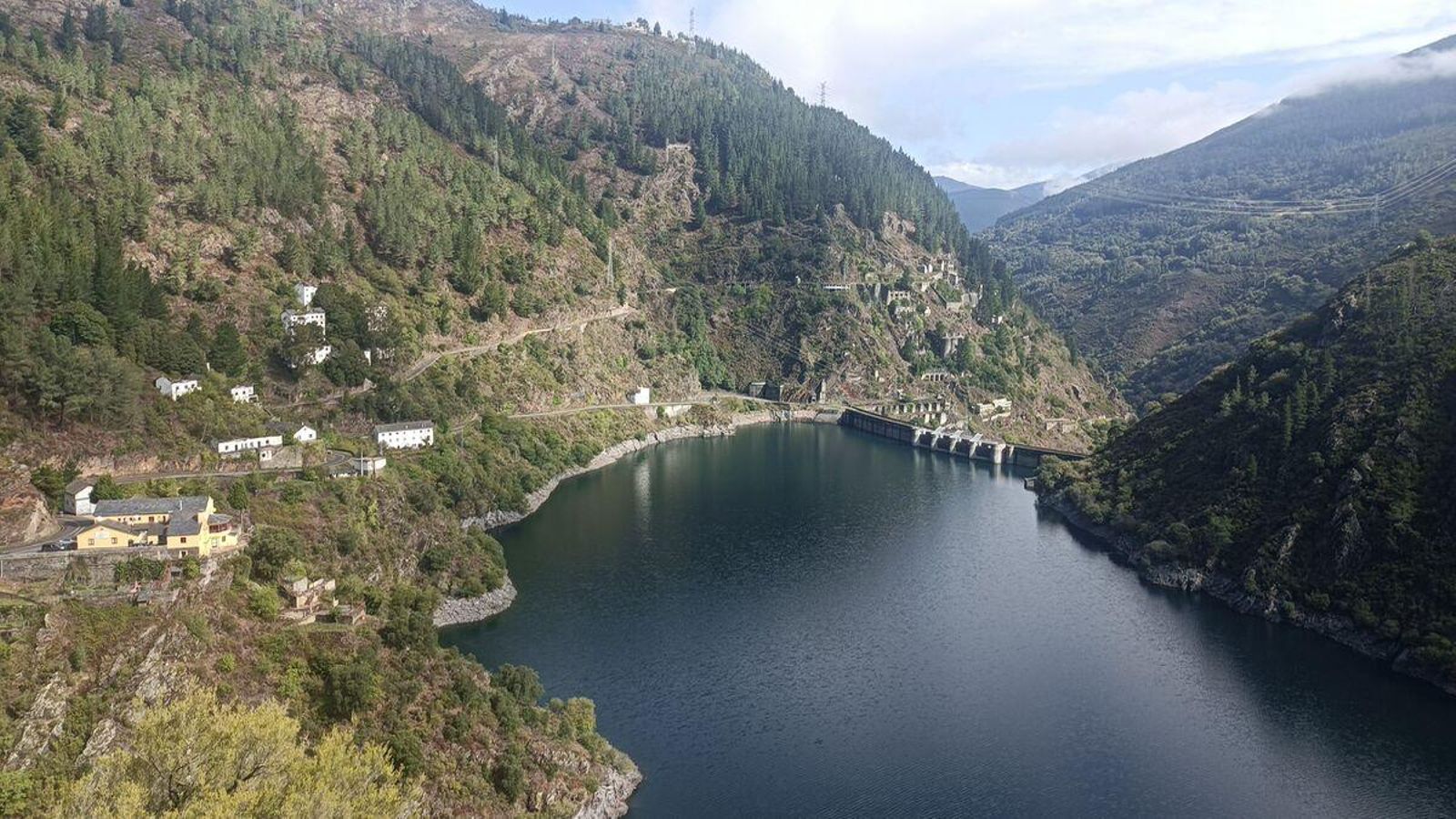 La larga bajada hasta el Embalse de Salime protagoniza esta etapa.