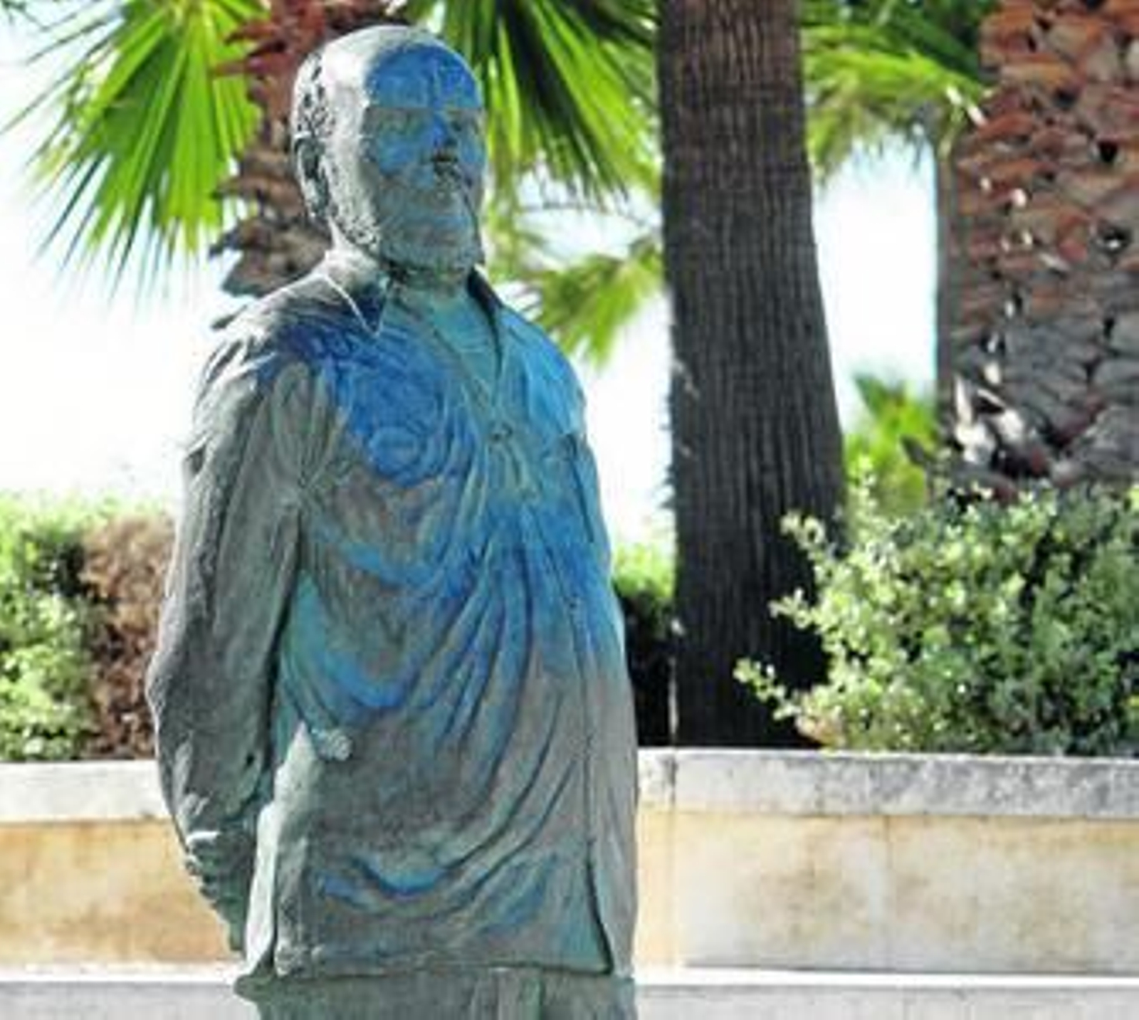 Fernando Quiñones, aún vive en el bronce, respirando el aire de su caleta. Fernando Quiñones, aún vive en el bronce, respirando el aire de su caleta.
