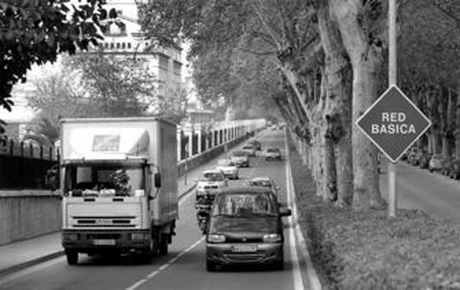 Varios vehículos circulan por el Paseo de los Curas, que se verá afectado por el soterramiento de Cánovas.