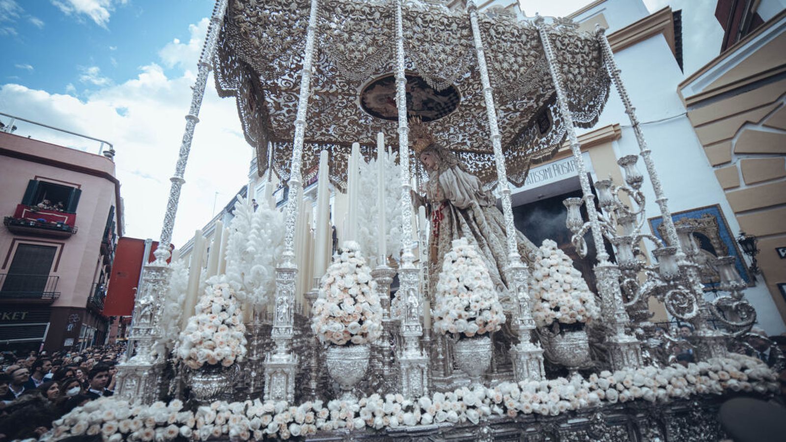 La Virgen del Rosario en la calle Feria