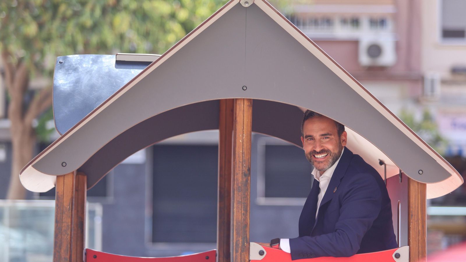El candidato, en el interior de una casa en un parque infantil. El candidato, en el interior de una casa en un parque infantil.