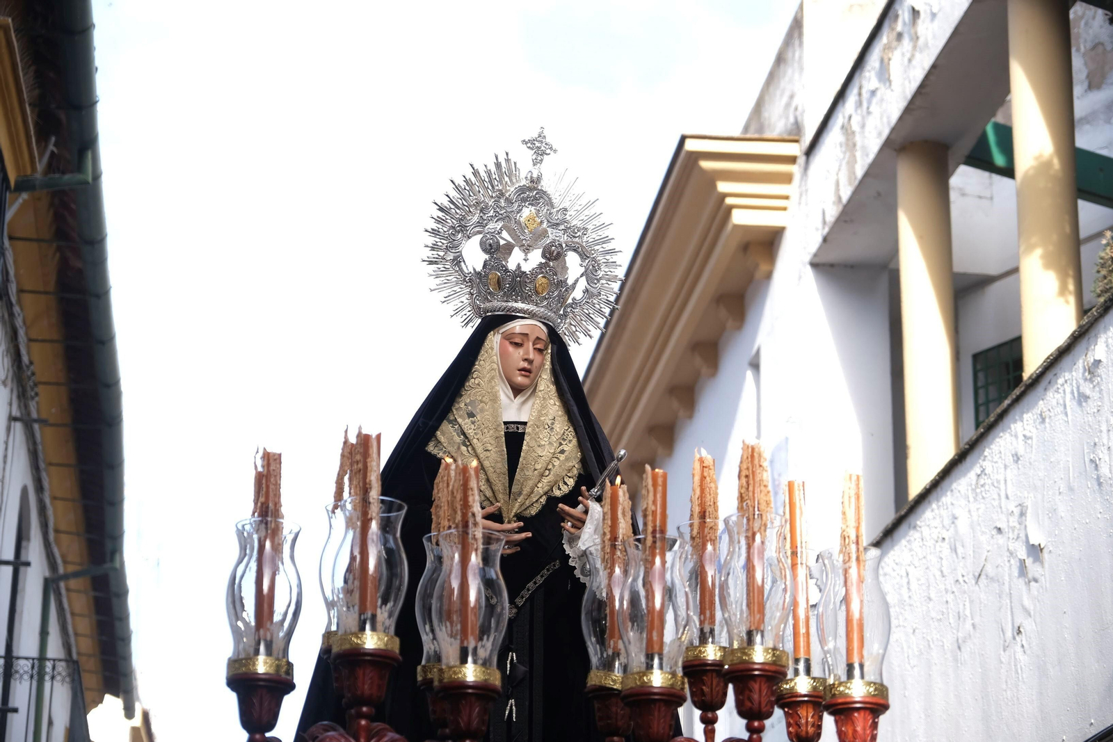 Martes Santo en Córdoba: la procesión de la Universitaria, en imágenes