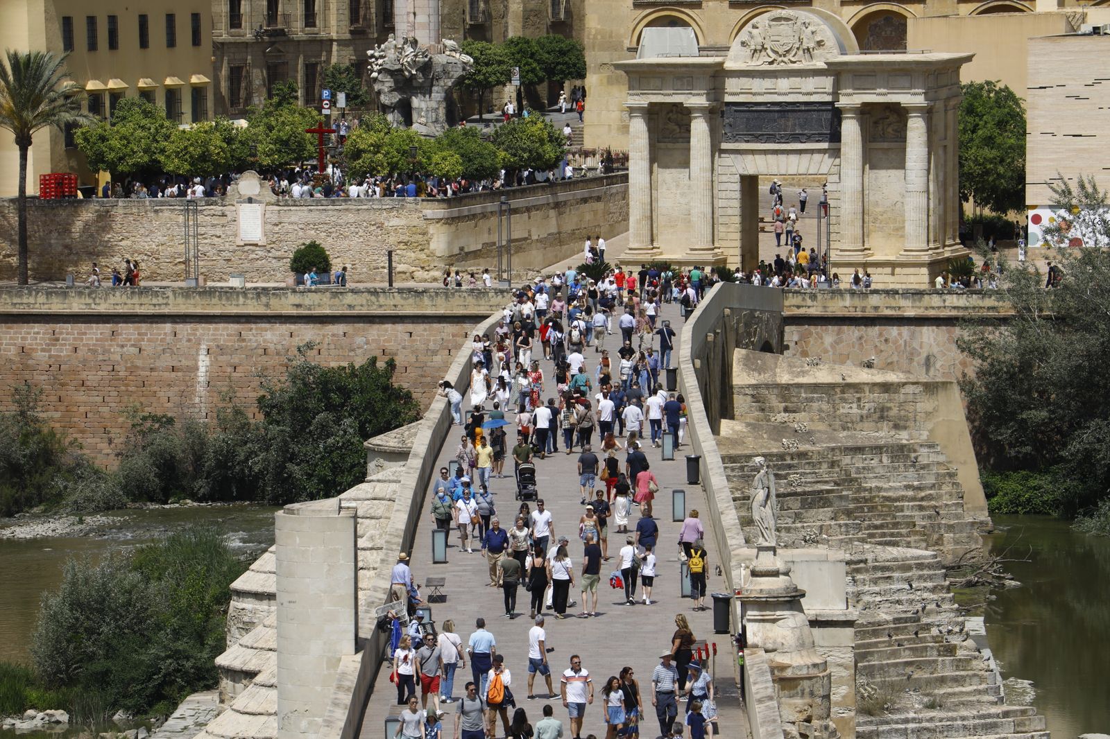Los turistas abarrotan las calles y Las Cruces de Córdoba, en imágenes