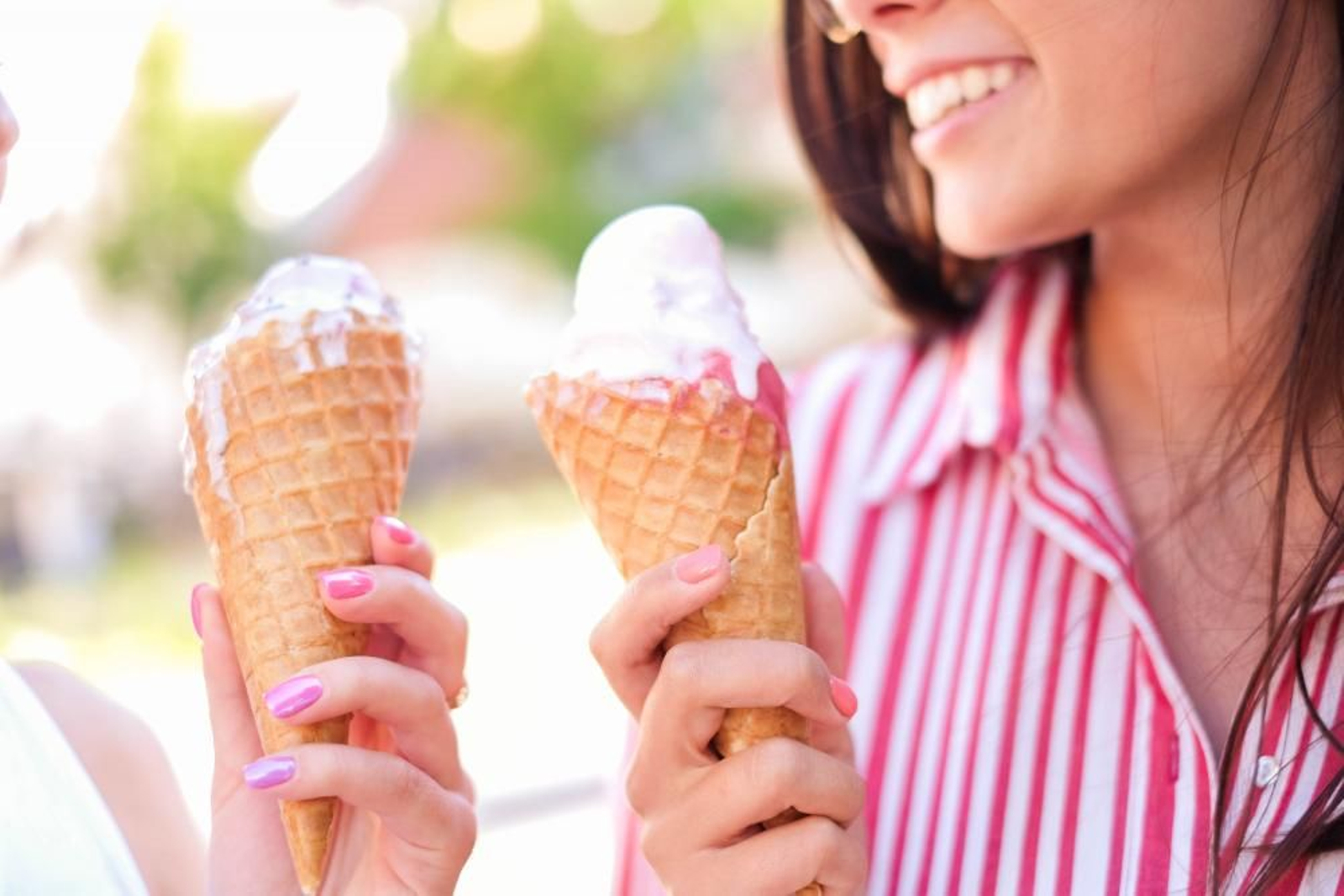 Mujeres comiendo helados