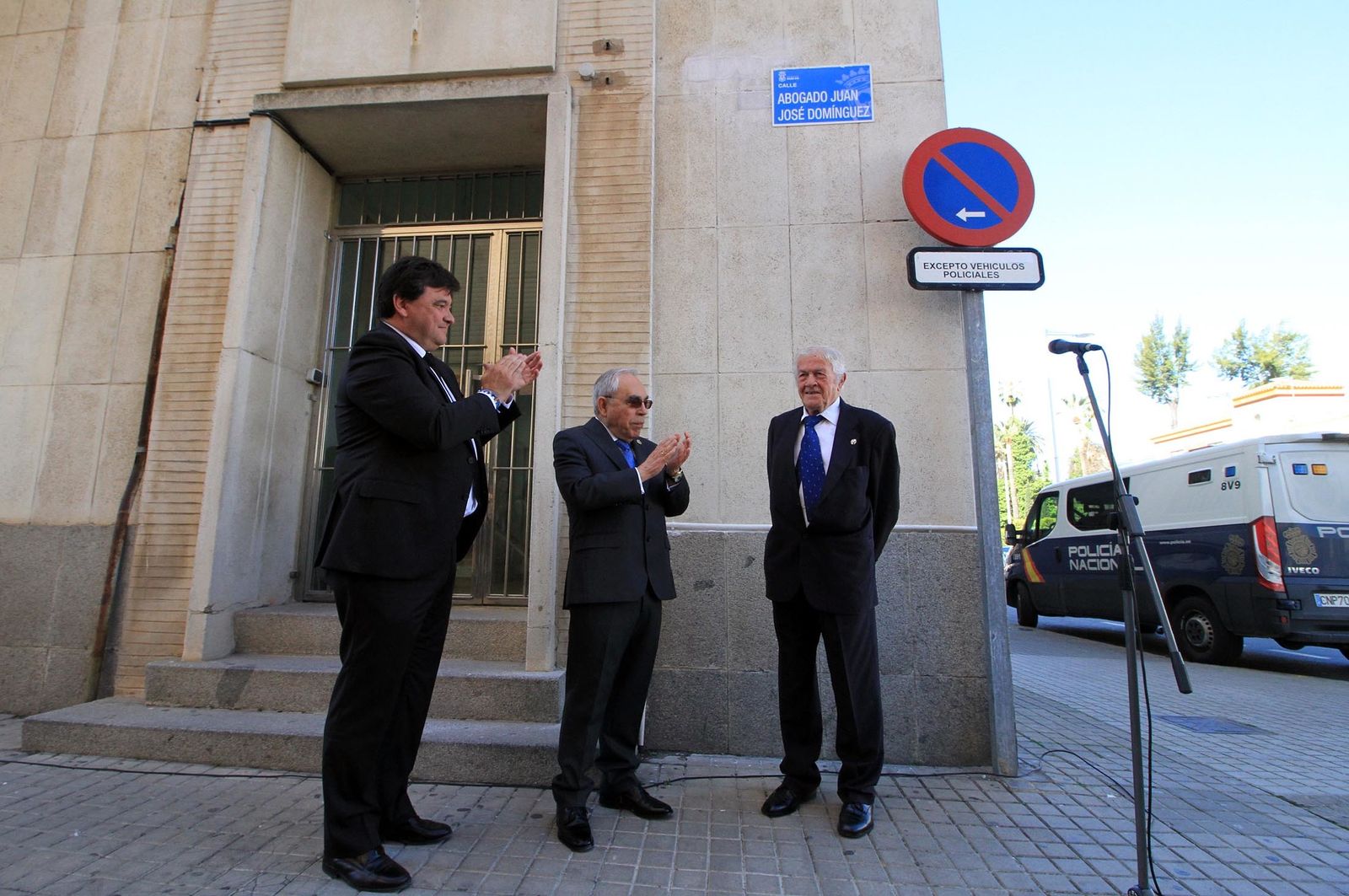 Acto de rotulación de la calle Abogado Juan José Domínguez en imágenes