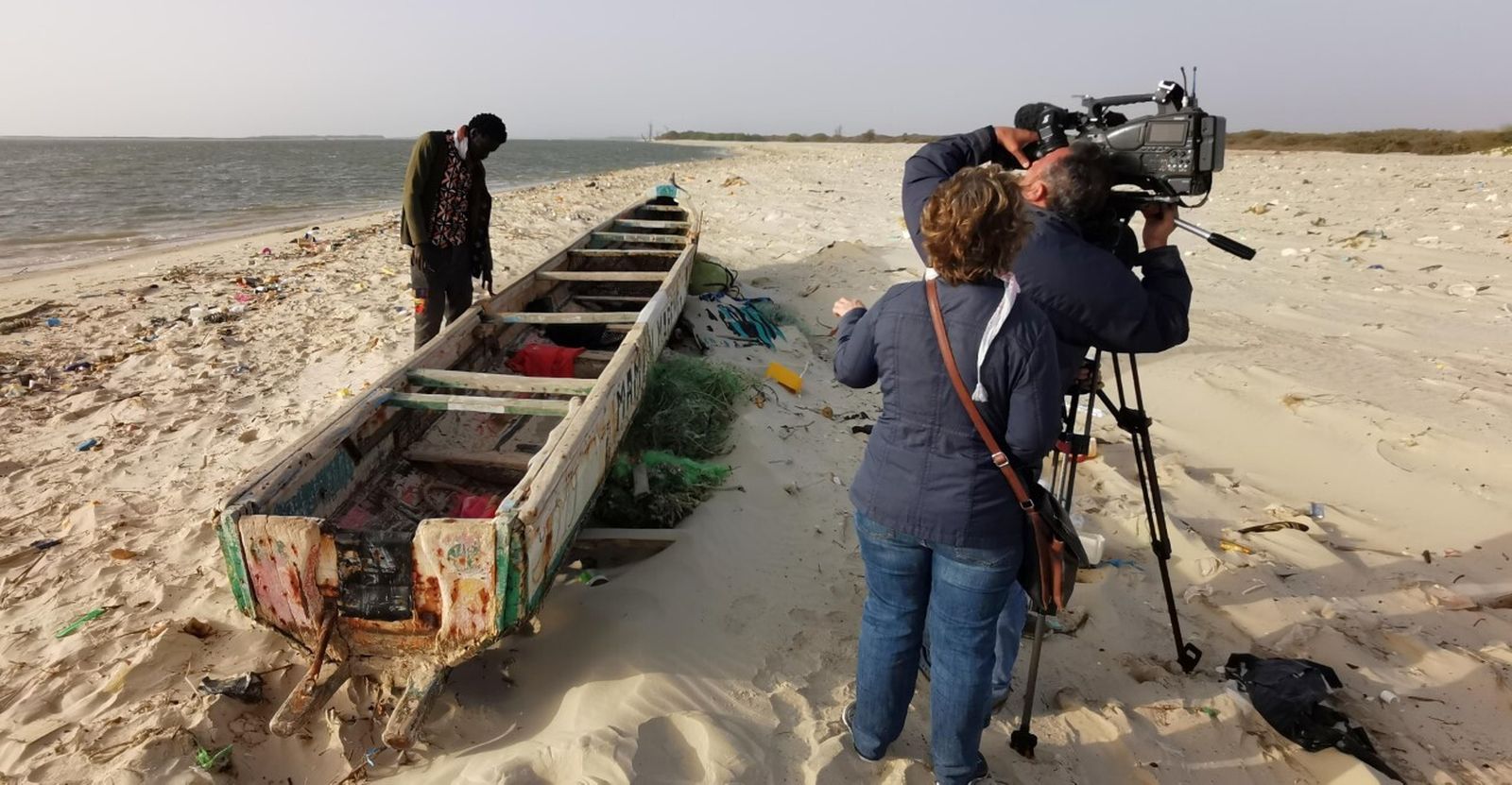 El equipo de 'En portada' ante uno de los senegalres que este miércoles brindan su testimonio