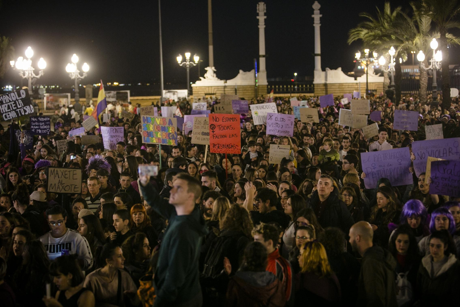 Miles de personas acudieron a  la gran manifestación del 8-M