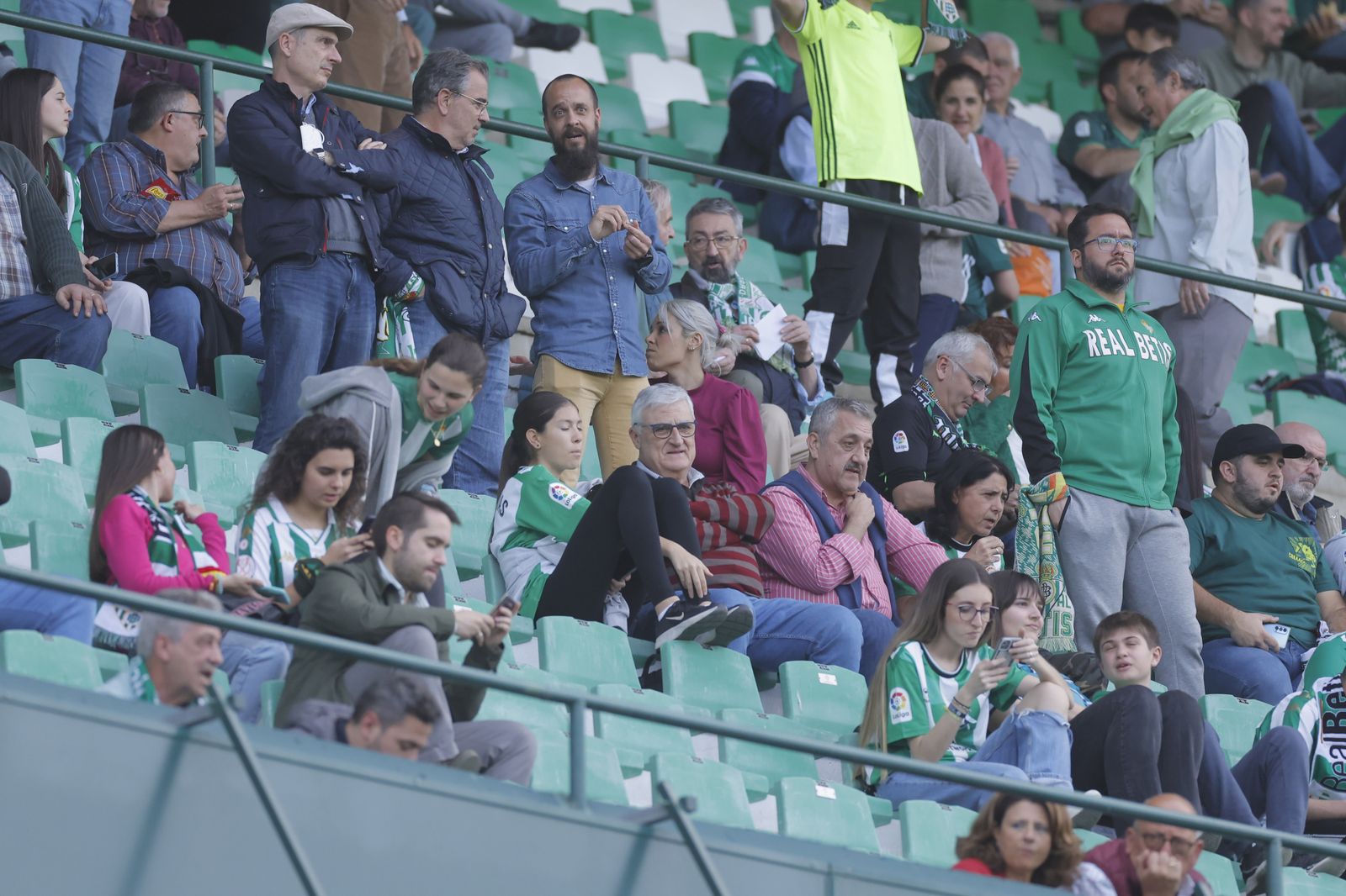 Búscate en las fotos del Betis-Manchester