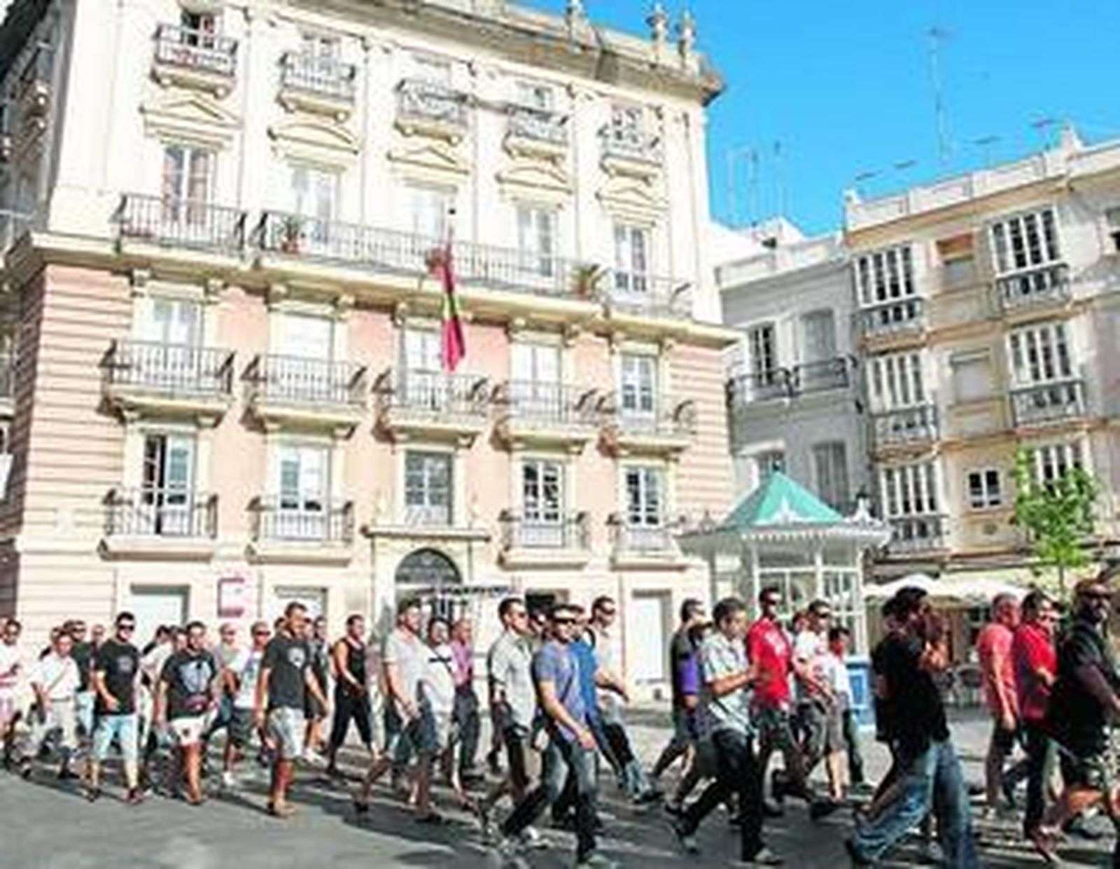 Los miembros del colectivo de parados del metal, durante su recorrido ayer por el centro de Cádiz.