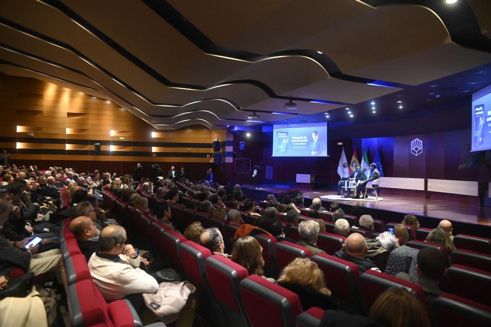 Juanma Moreno presenta en Córdoba su libro 'Manual de convivencia', en imágenes