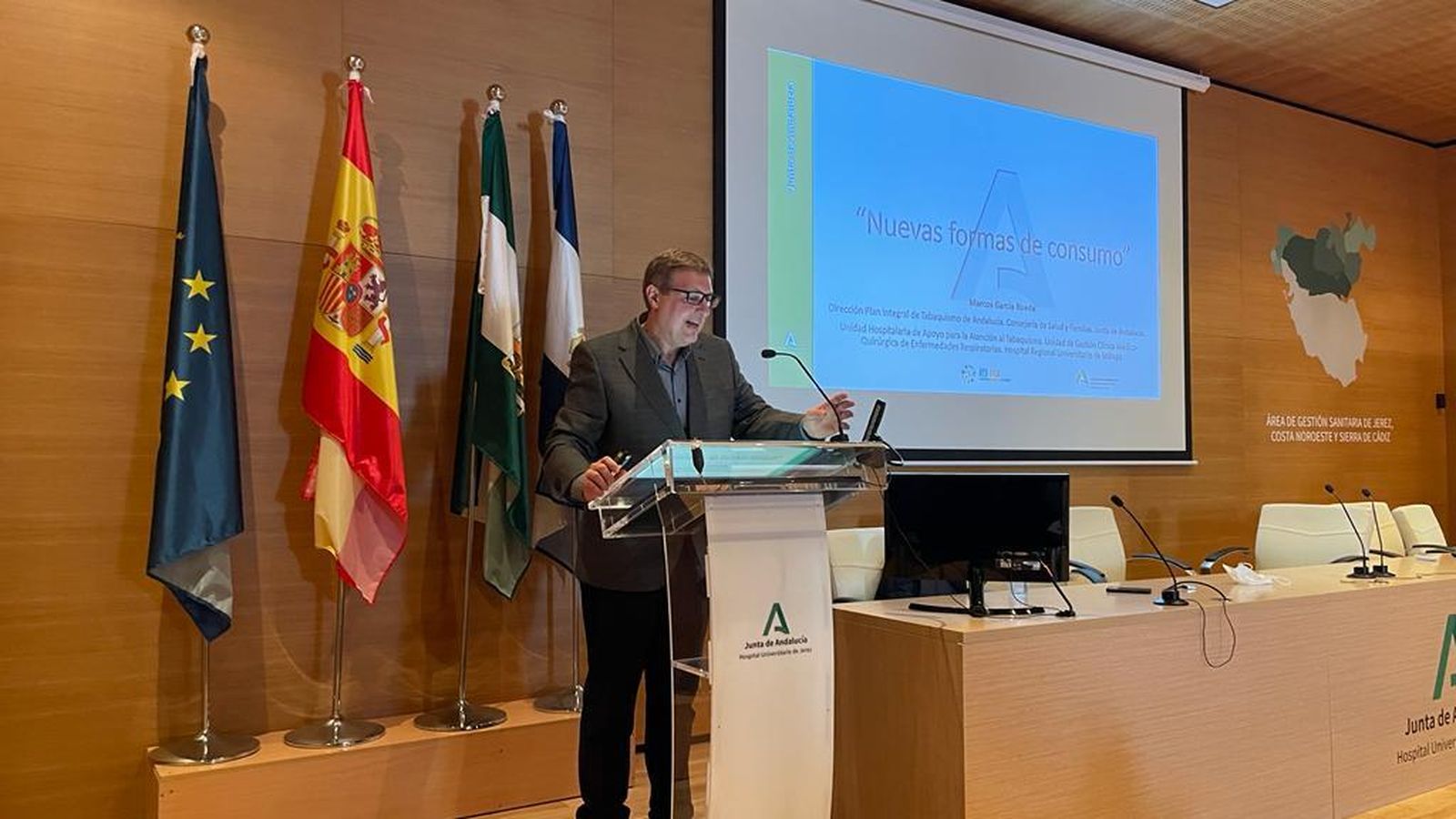 Charla de Marcos García en el Hospital de Jerez sobre  el consumo de tabaco.