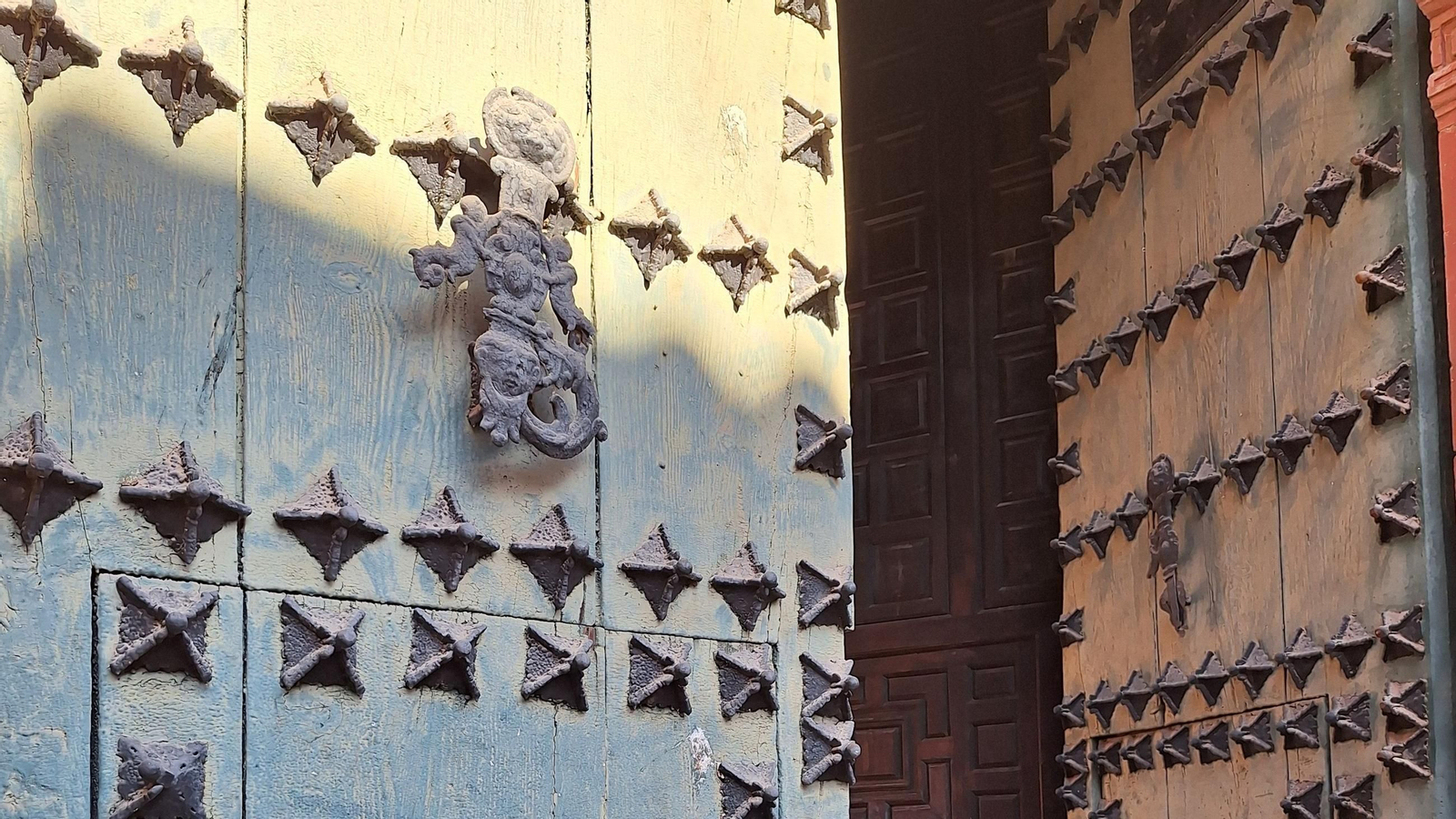 Portón de la iglesia de la Encarnación.