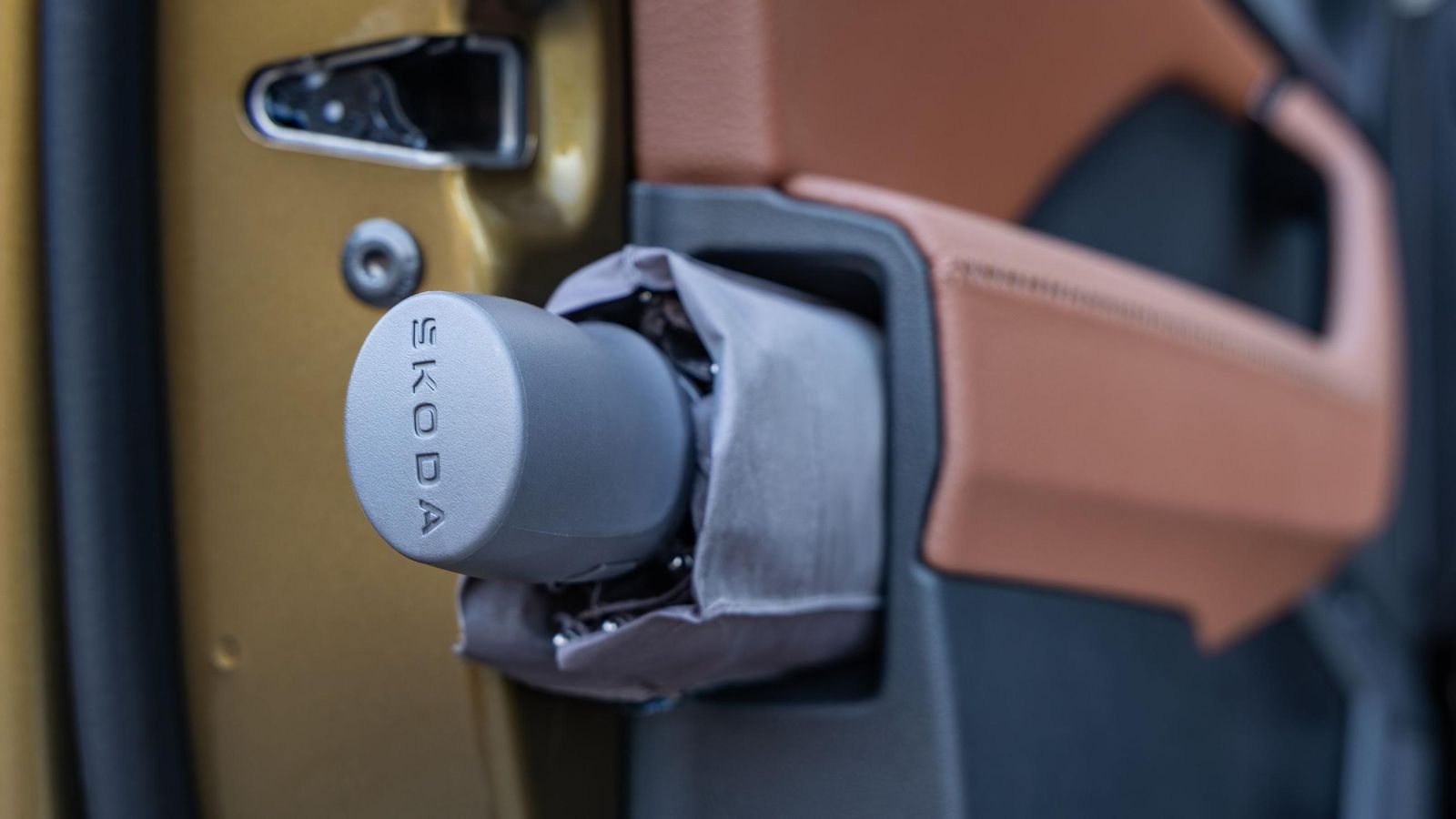 La puerta del conductor tiene un espacio específico para llevar un paraguas que, de este modo, queda siempre muy a mano. Es uno de los recursos inteligentes del Kodiaq.