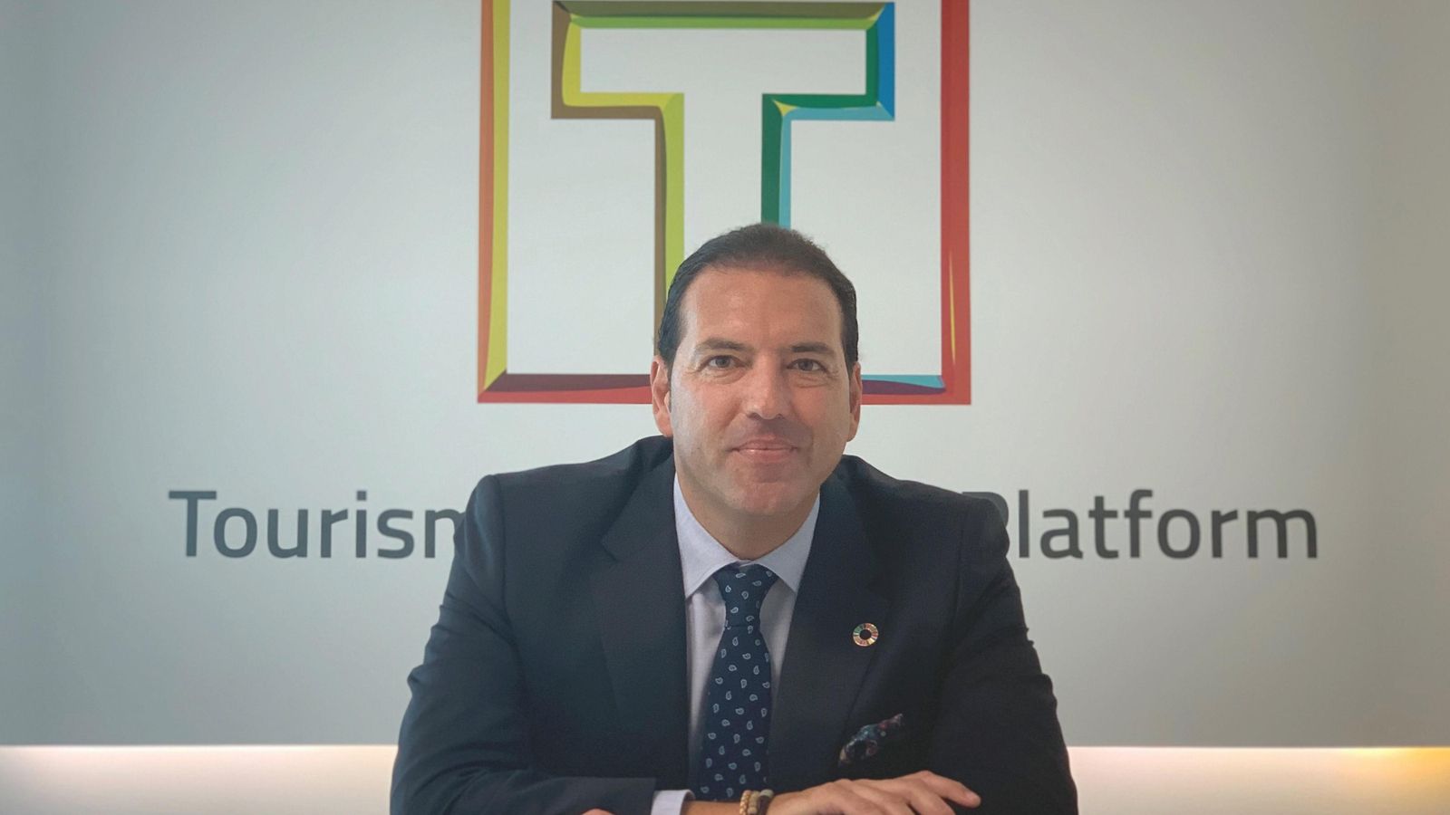 Diego Fuentes en la sede de TOP, la agencia de viajes ubicada en Mairena del Aljarafe.