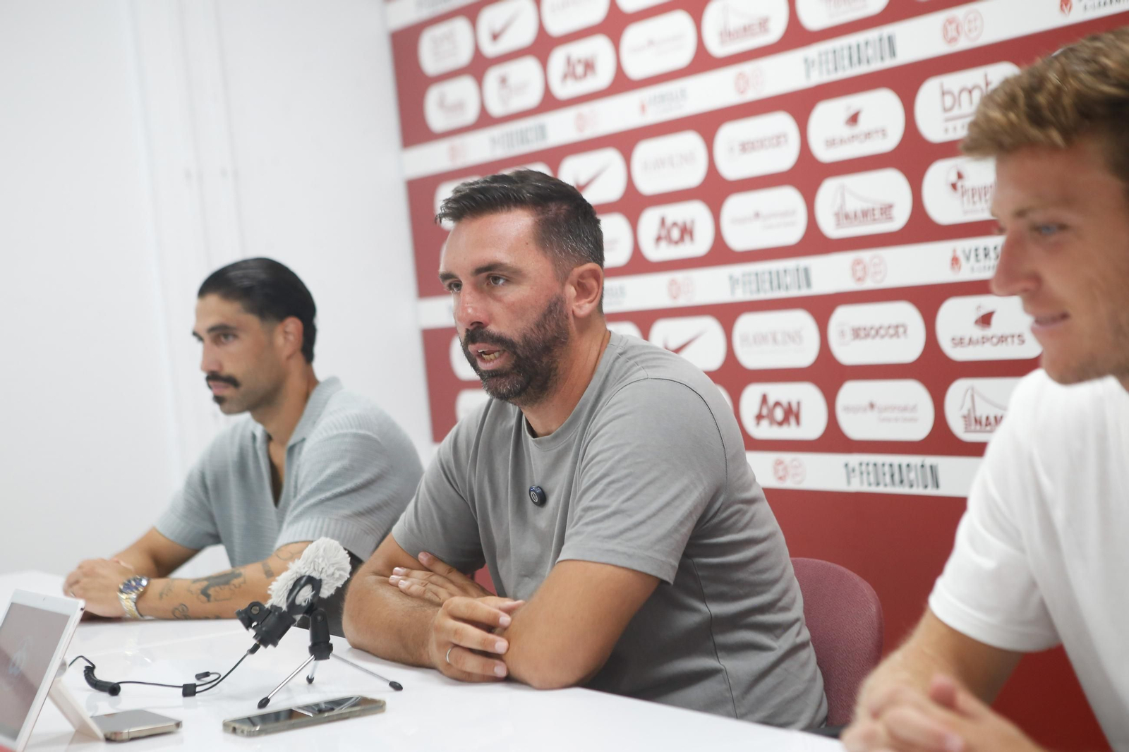 Jordi Figueras, director deportivo, escoltado por los dos nuevos centrales, Ruiz y Mayorga