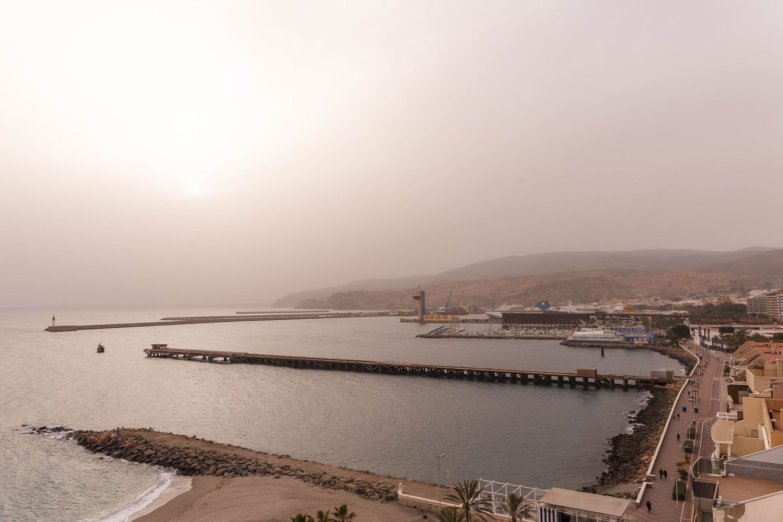 Imágenes que impresionan | Almería envuelta en calima