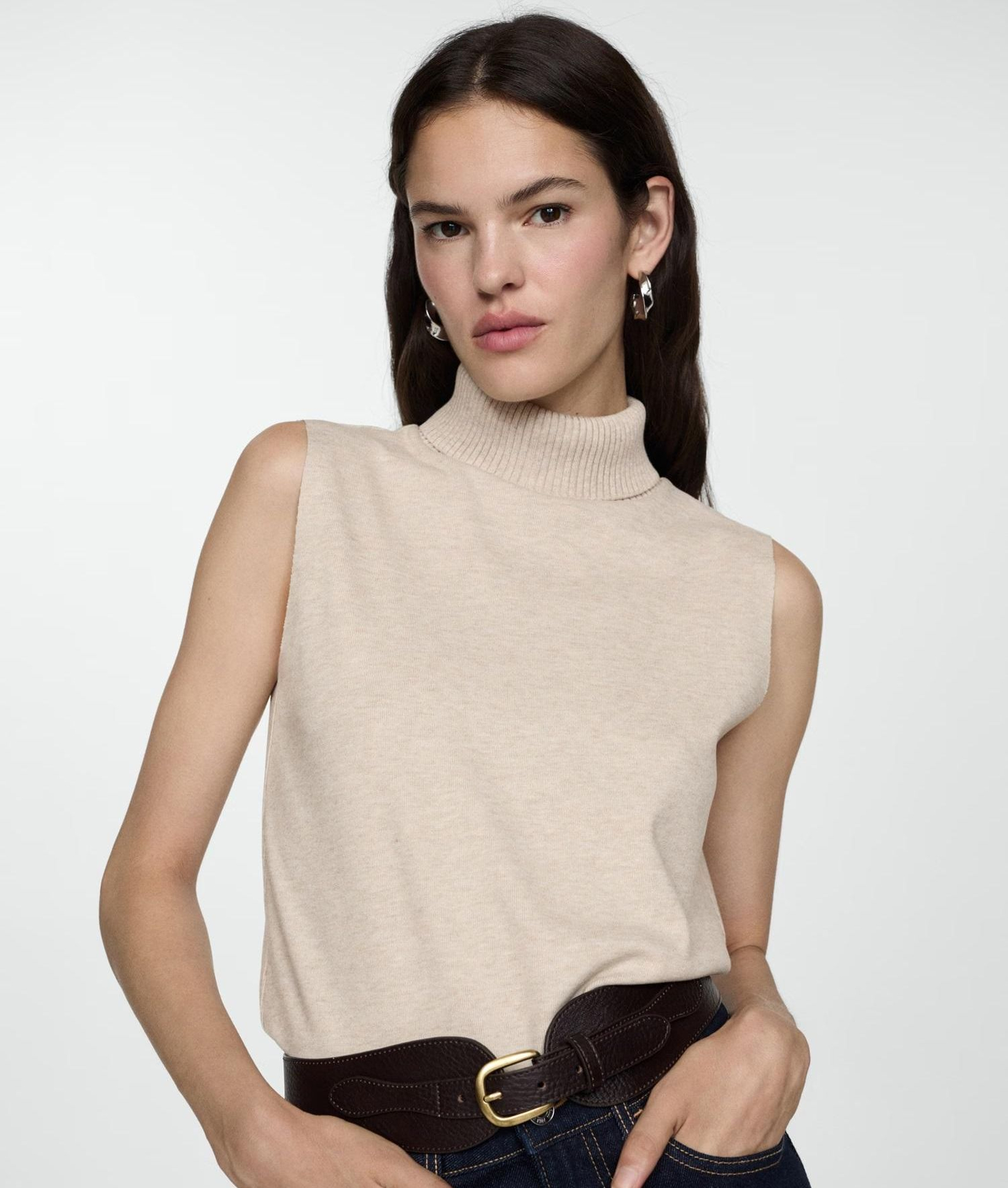 El top de punto beige o negro de Mango que es el básico perfecto