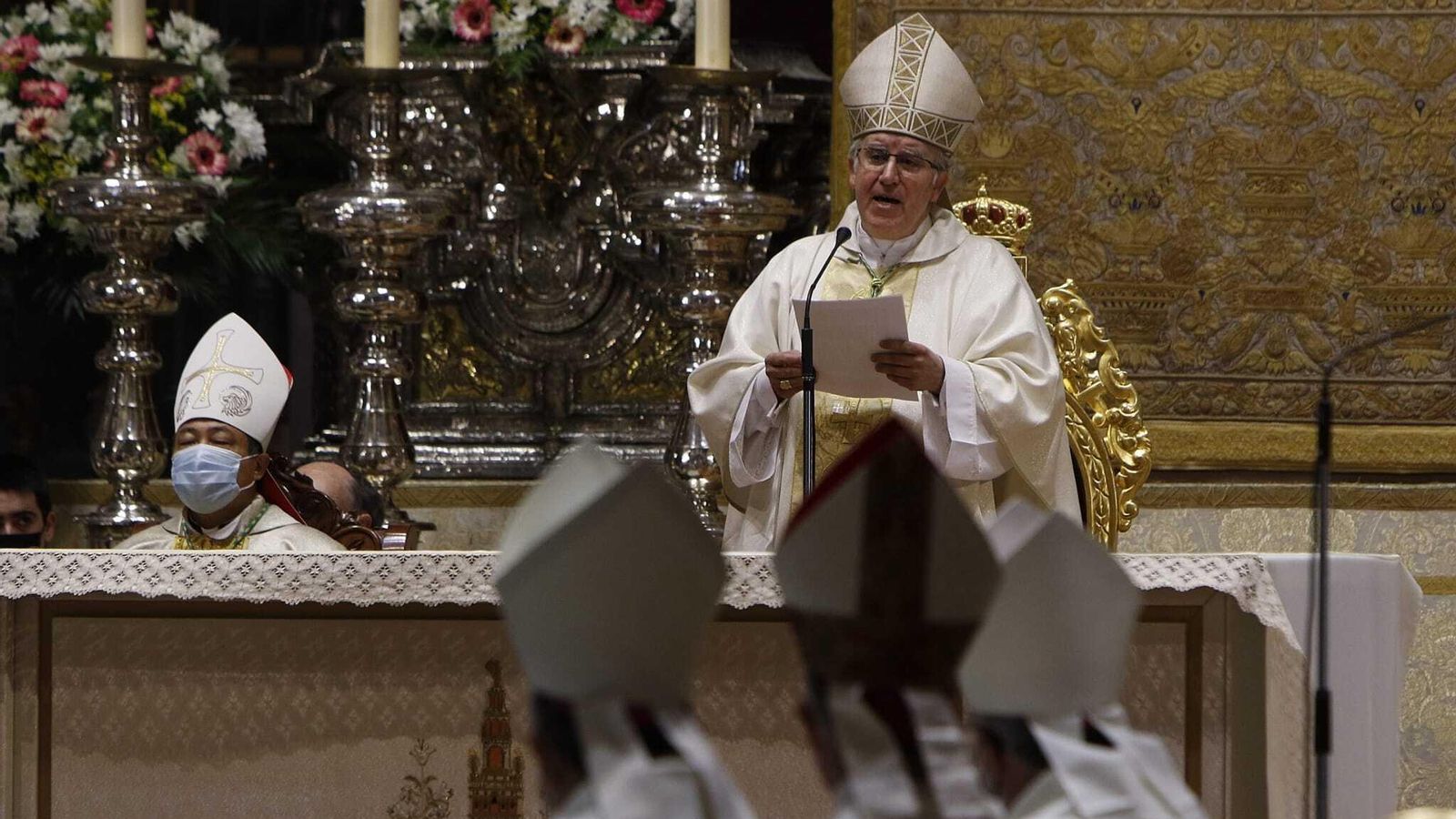 Monseñor Saiz Meneses durante la lectura de la homilía.