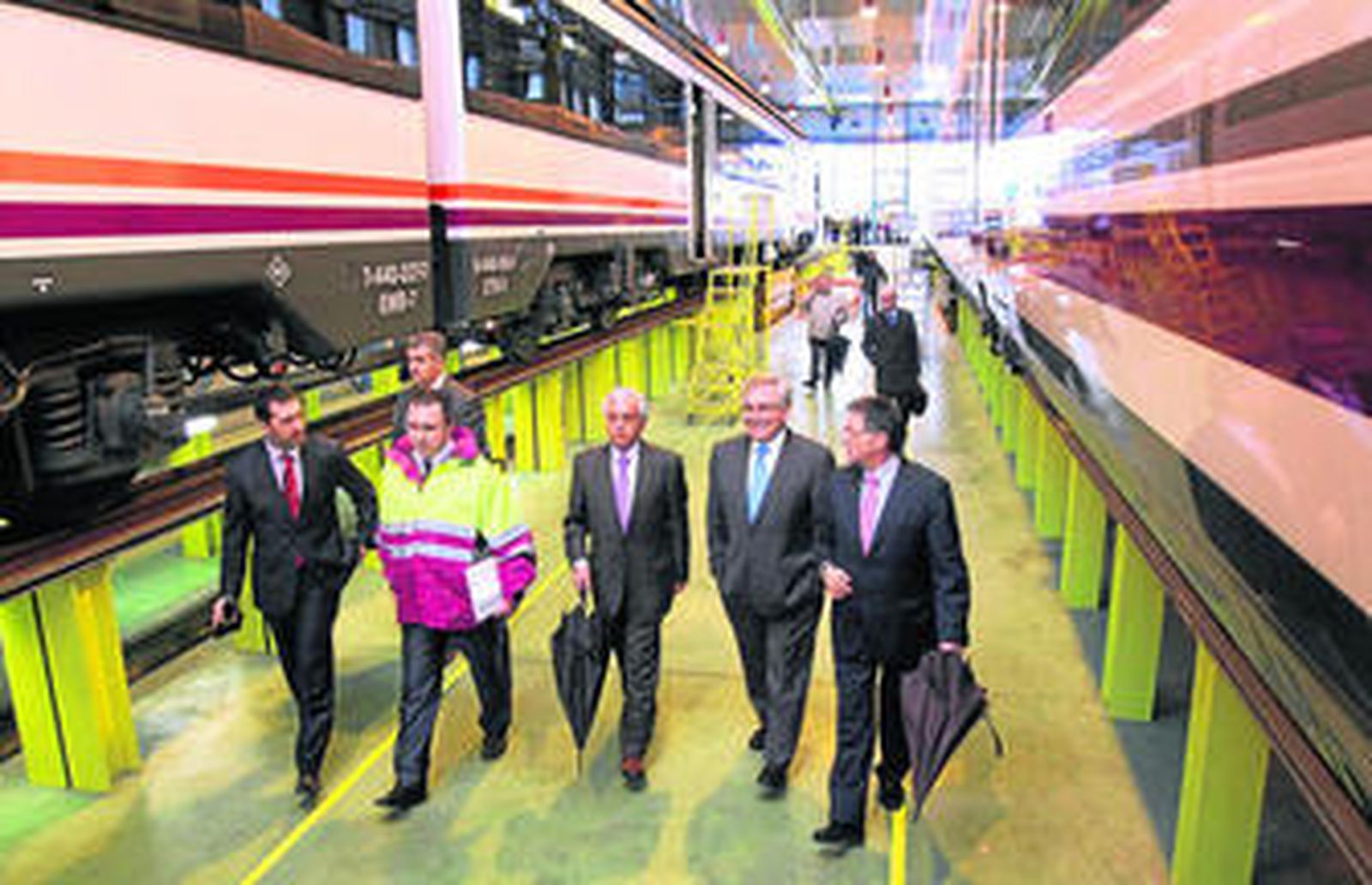 López Luna, en el centro, junto a Teófilo Serrano, ayer, durante una visita a la Base de Mantenimiento Integral de Renfe en Málaga.