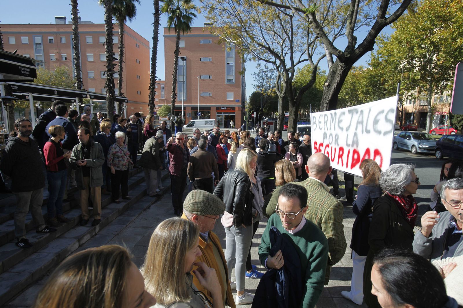 Manifestación reciente de los comerciantes de Los Bermejales para solicitar más seguridad.