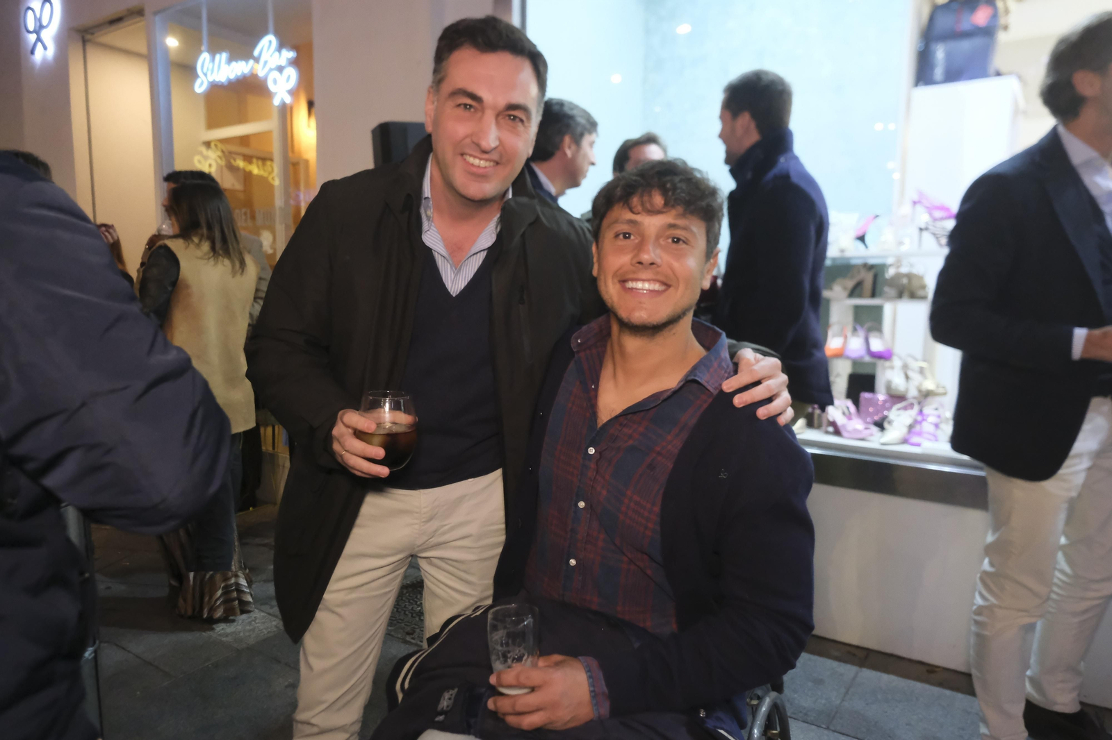 En imágenes, Silbón Bar celebra su inauguración con una fiesta llena de estilo