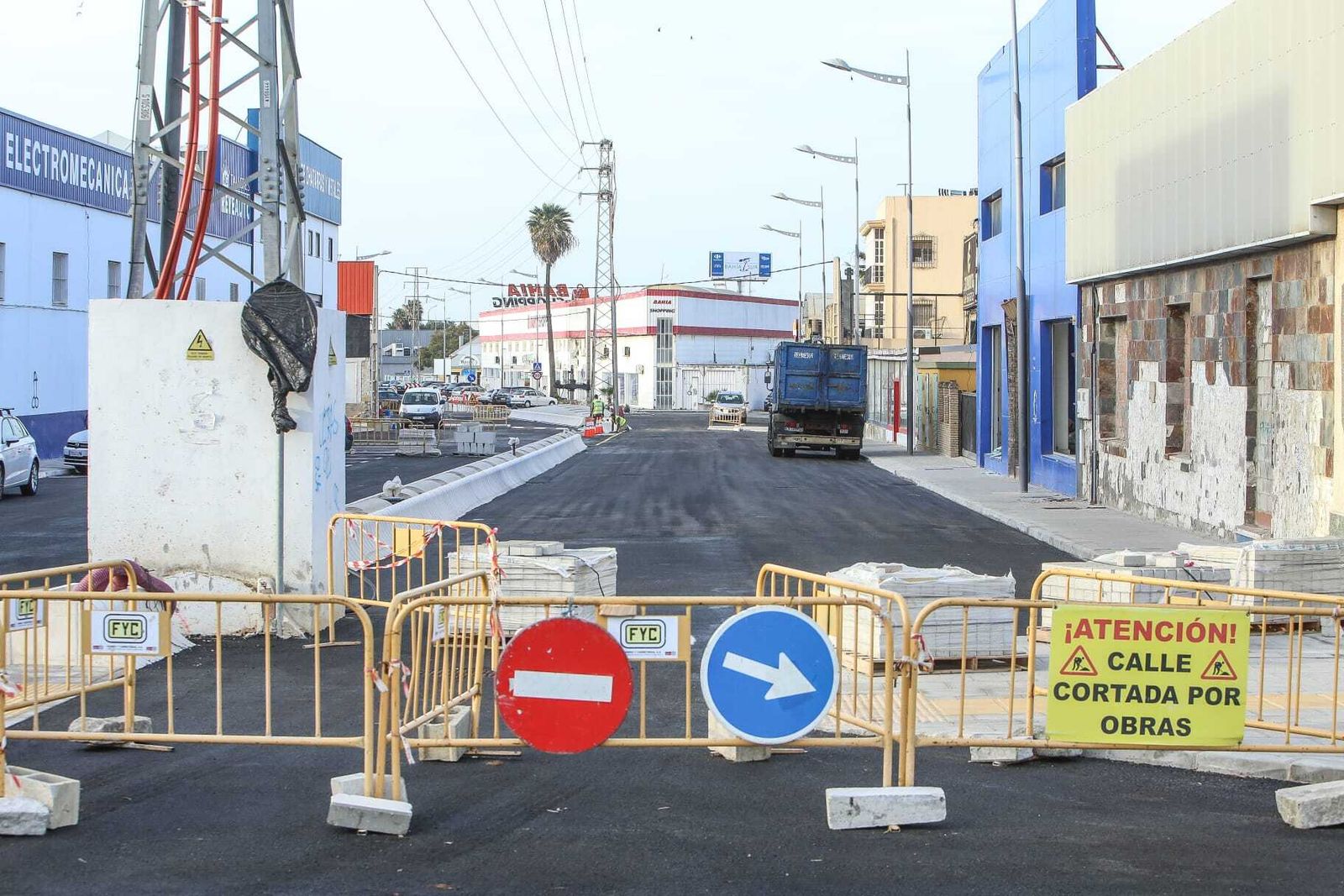 Trabajos en la calle Ferrocarril en diciembre, donde se ven las torretas eléctricas sin desmontar.