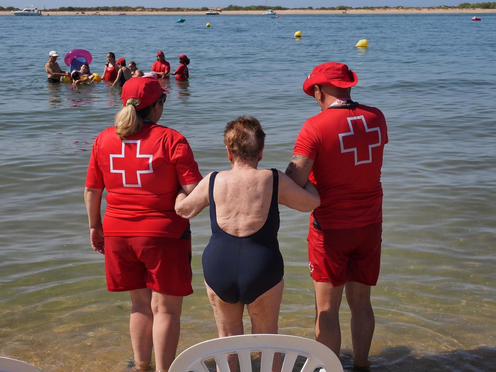 Las mejores imágenes del baño sin fronteras de Cruz Roja en la playa de Cartaya