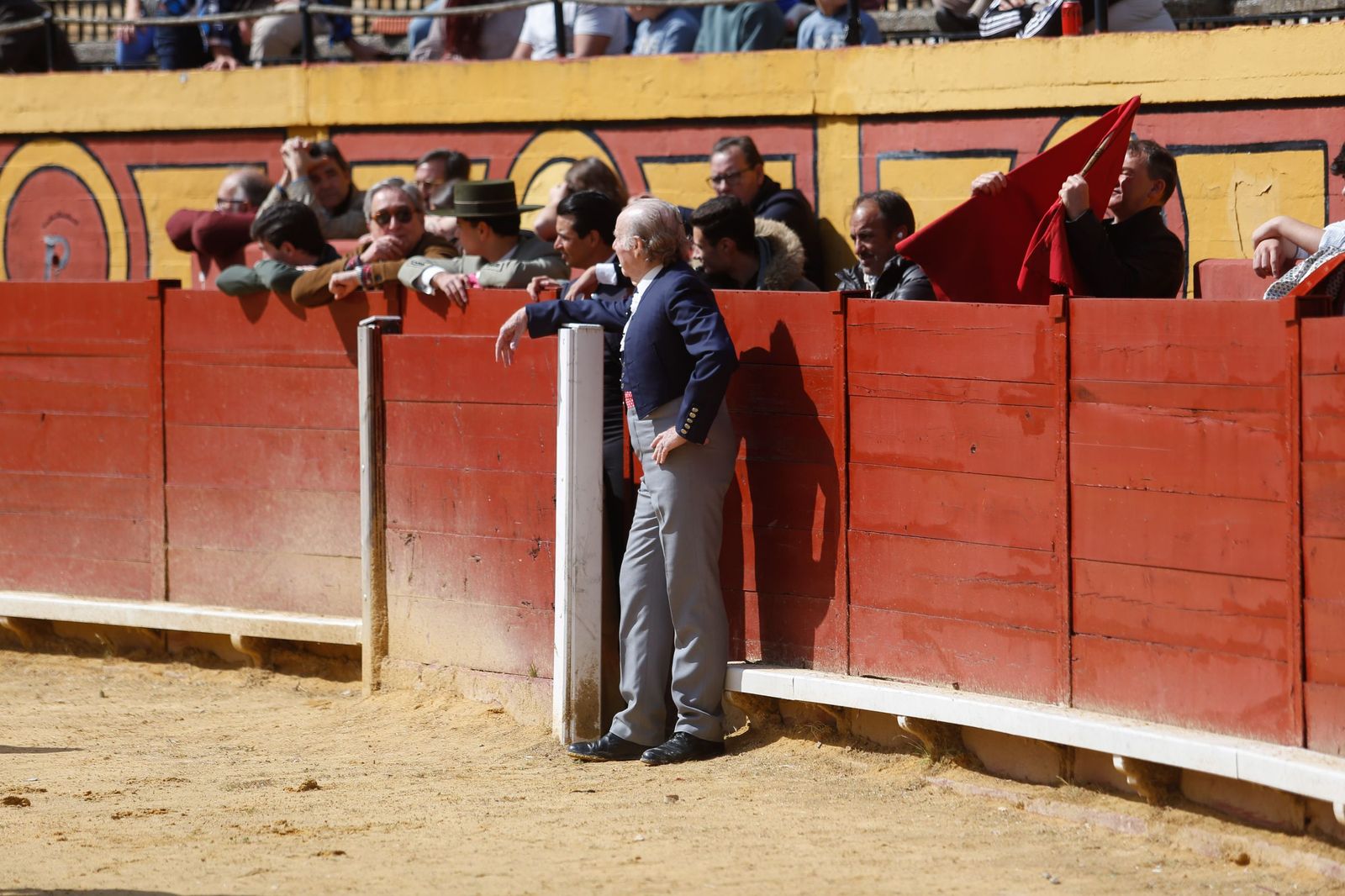 La clase magistral solidaria de Miguelete en la plaza de toros de Las Palomas de Algeciras, en imágenes