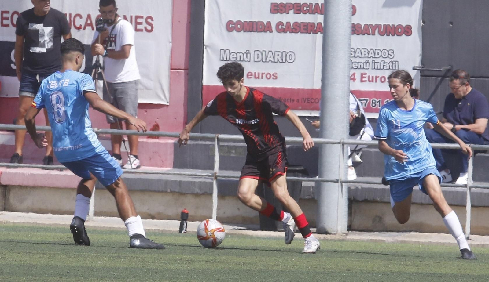 Davilillo intenta marcharse de la presión de dos rivales.