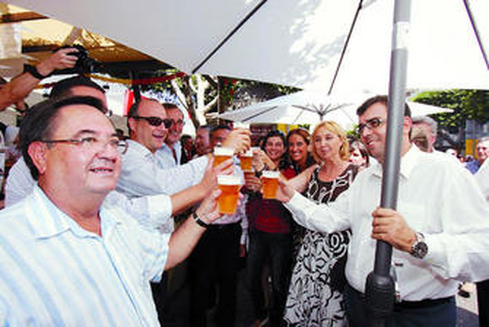 El alcalde brinda con concejales del equipo de Gobierno y de la oposición, y con el presidente de la Diputación en la Feria del pasado año.