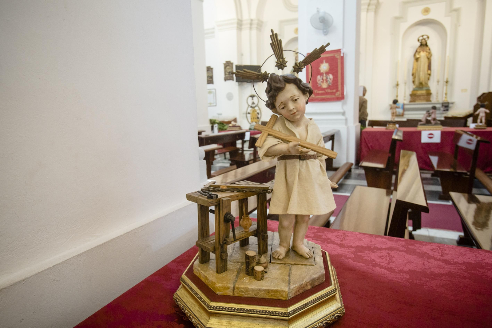 Exposición de imágenes del niño Jesús en la iglesia de San José