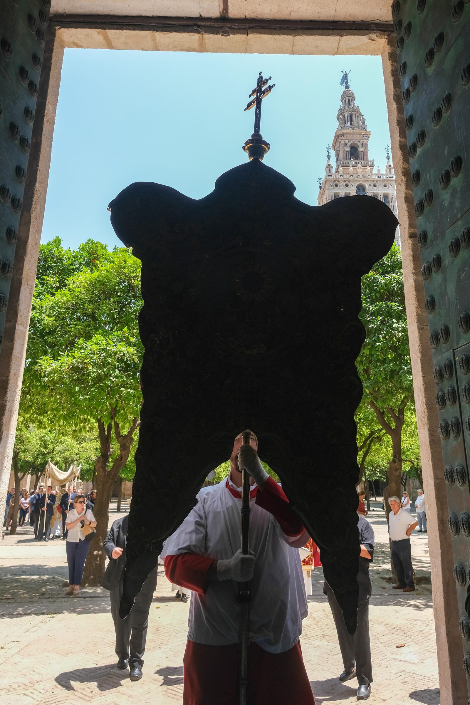 Sacramental del Sagrario. Procesión claustral de su Divina Majestad por el patio de los naranjos