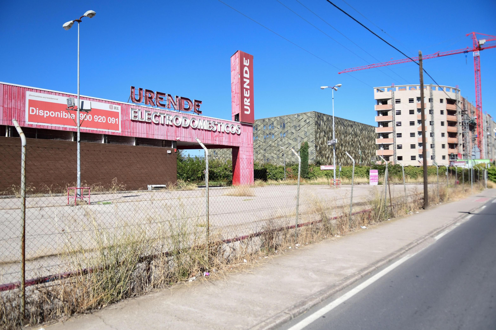 Exterior del edificio que ha adquirido la cadena de supermercados Lidl.